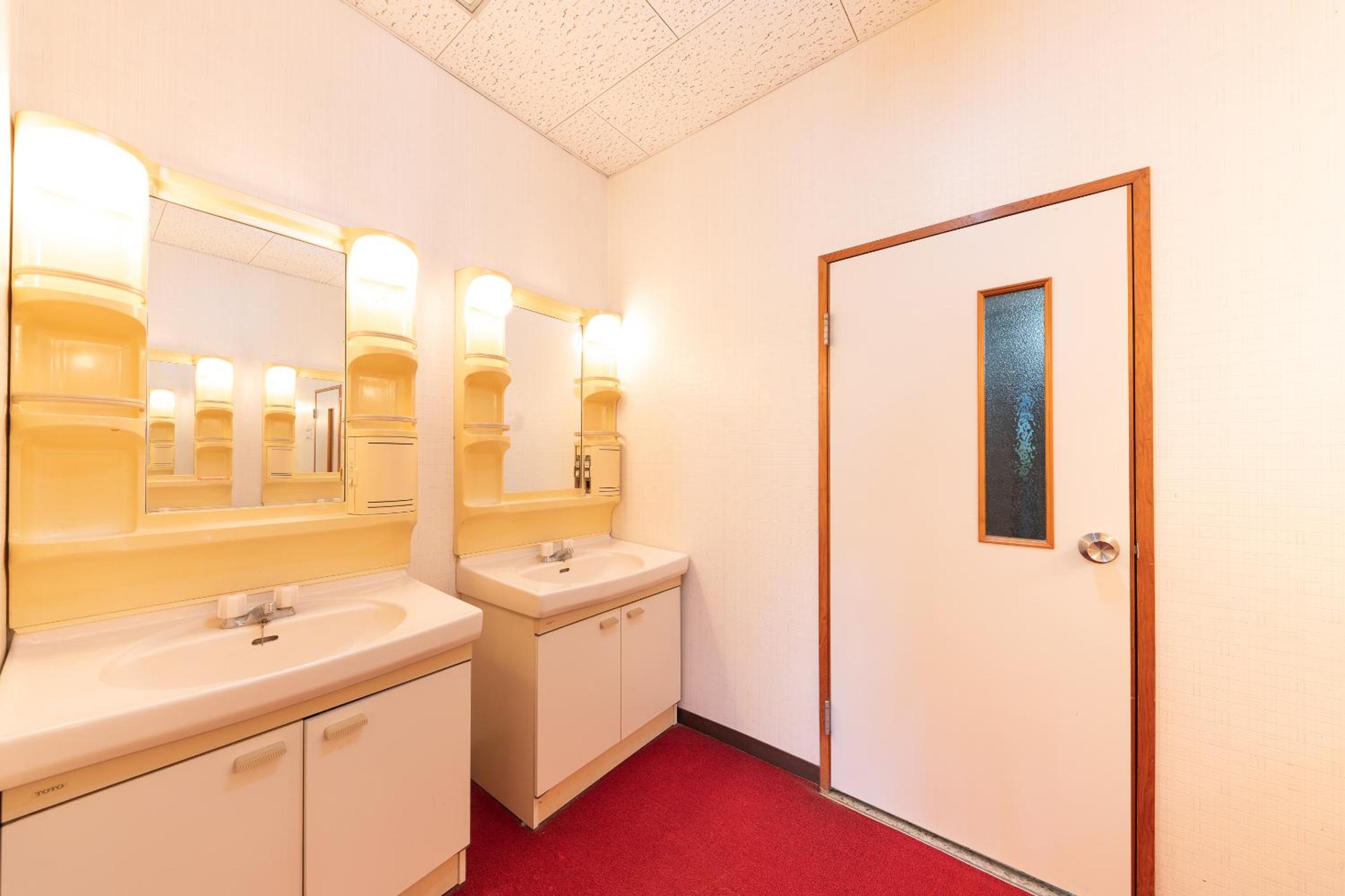 Family Room with Shared Bathroom photo 3