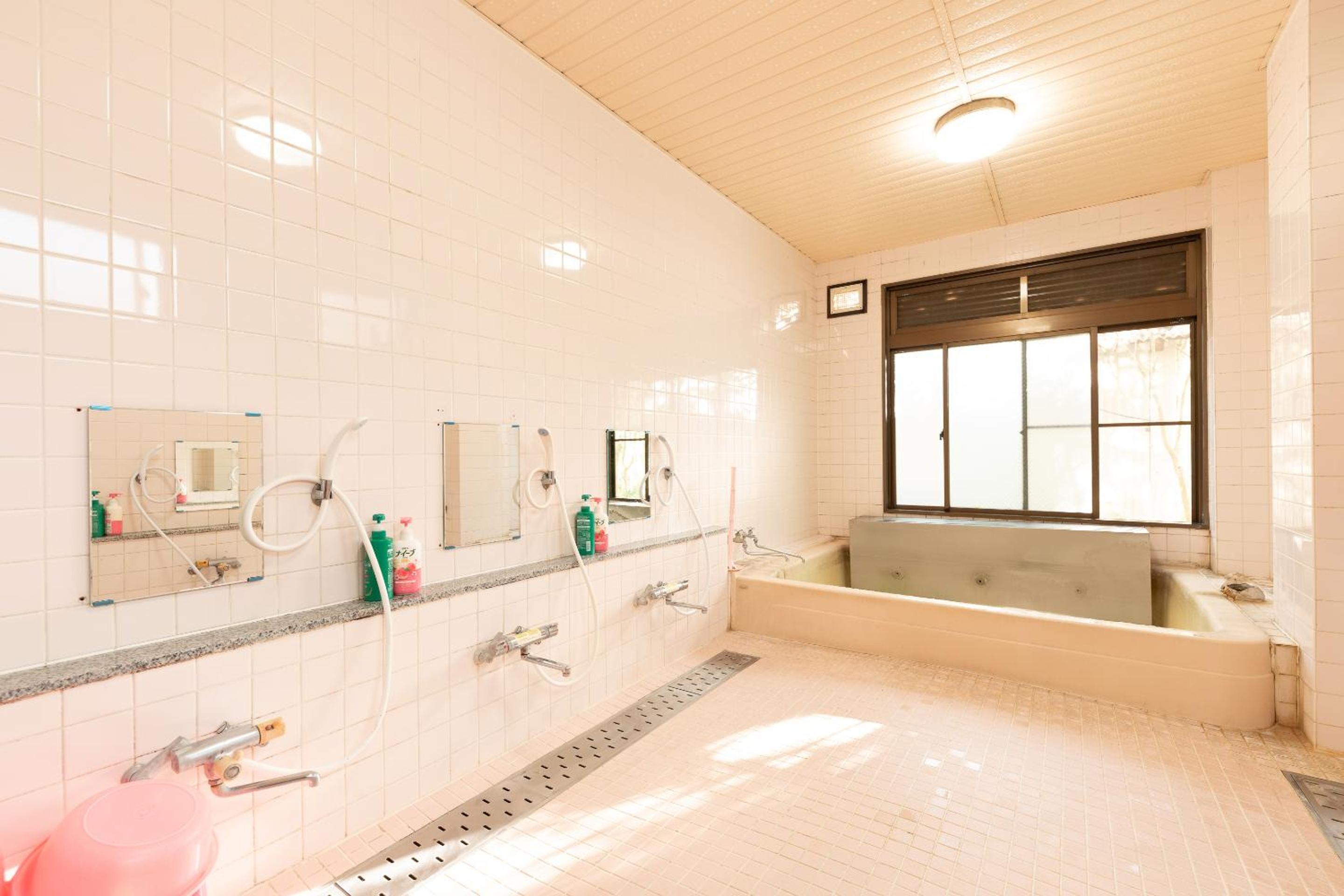 Quadruple Room with Shared Bathroom photo 2