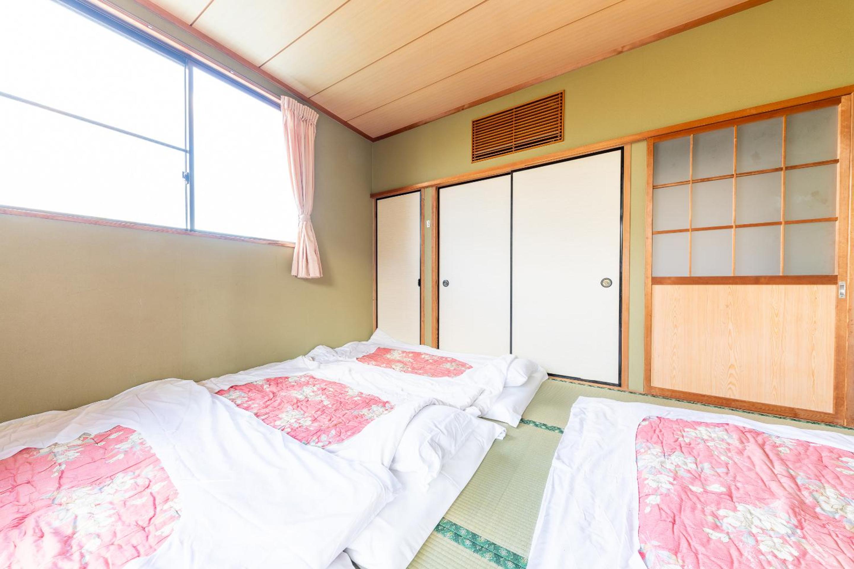 Quadruple Room with Shared Bathroom photo 3