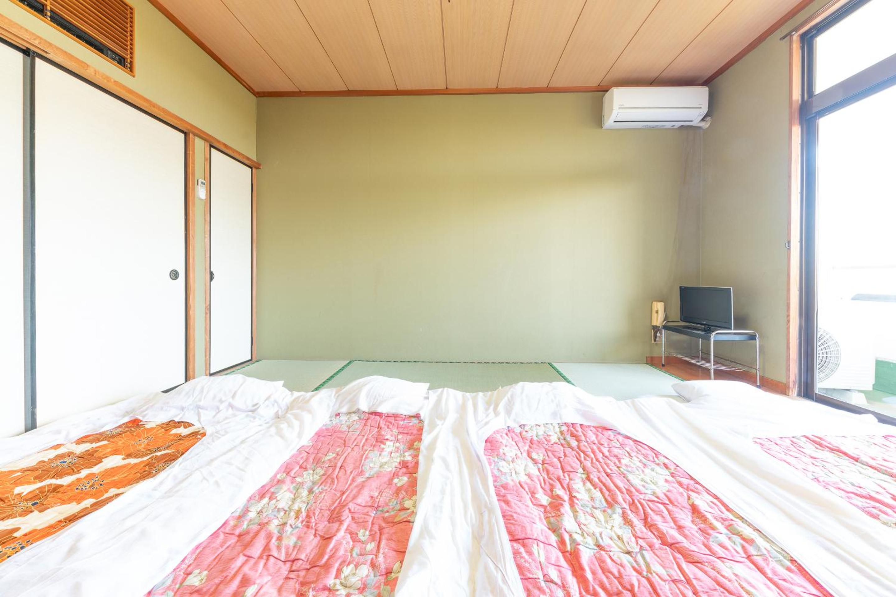 Quadruple Room with Shared Bathroom photo 2