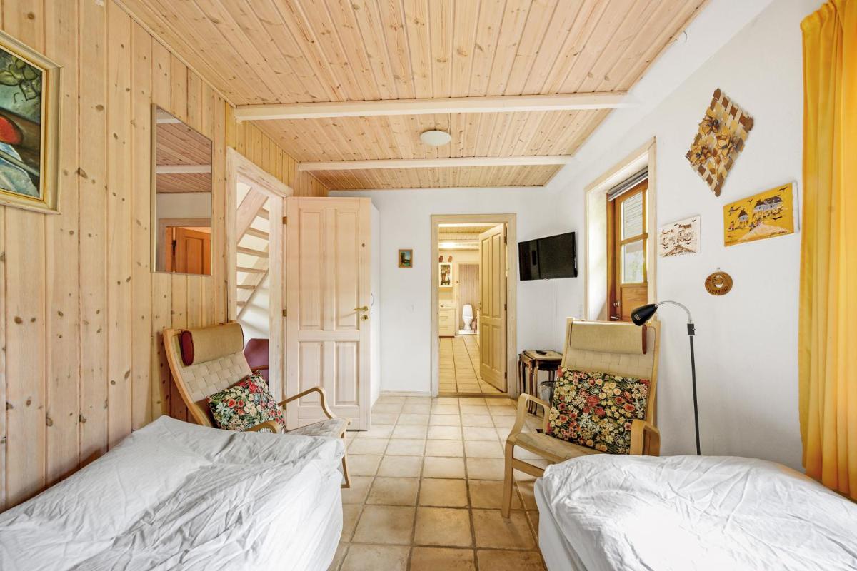 Double or Twin Room with Shared Bathroom photo 2