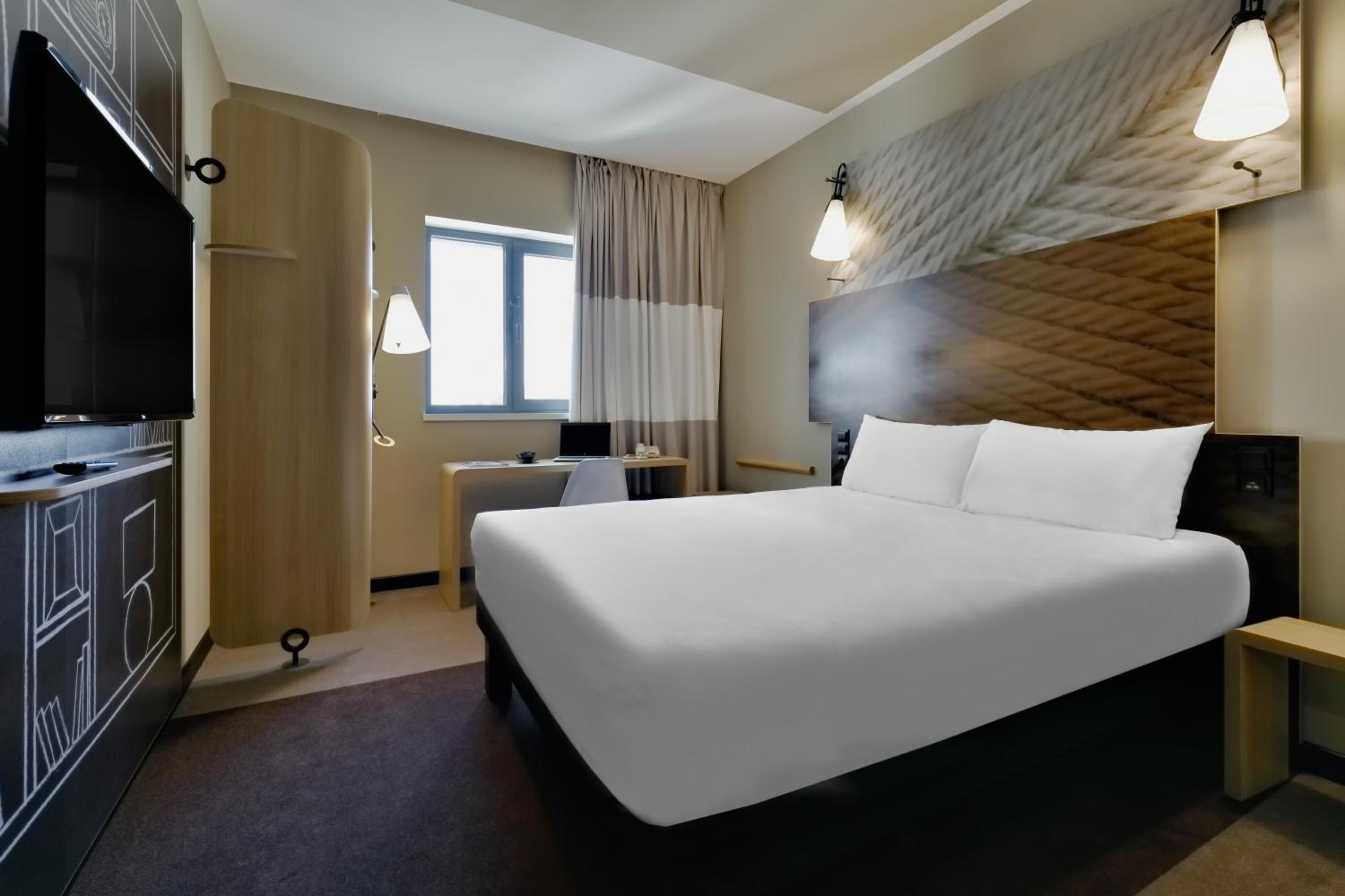 Standard Non Smoking Room with One Double Bed - Photo 11