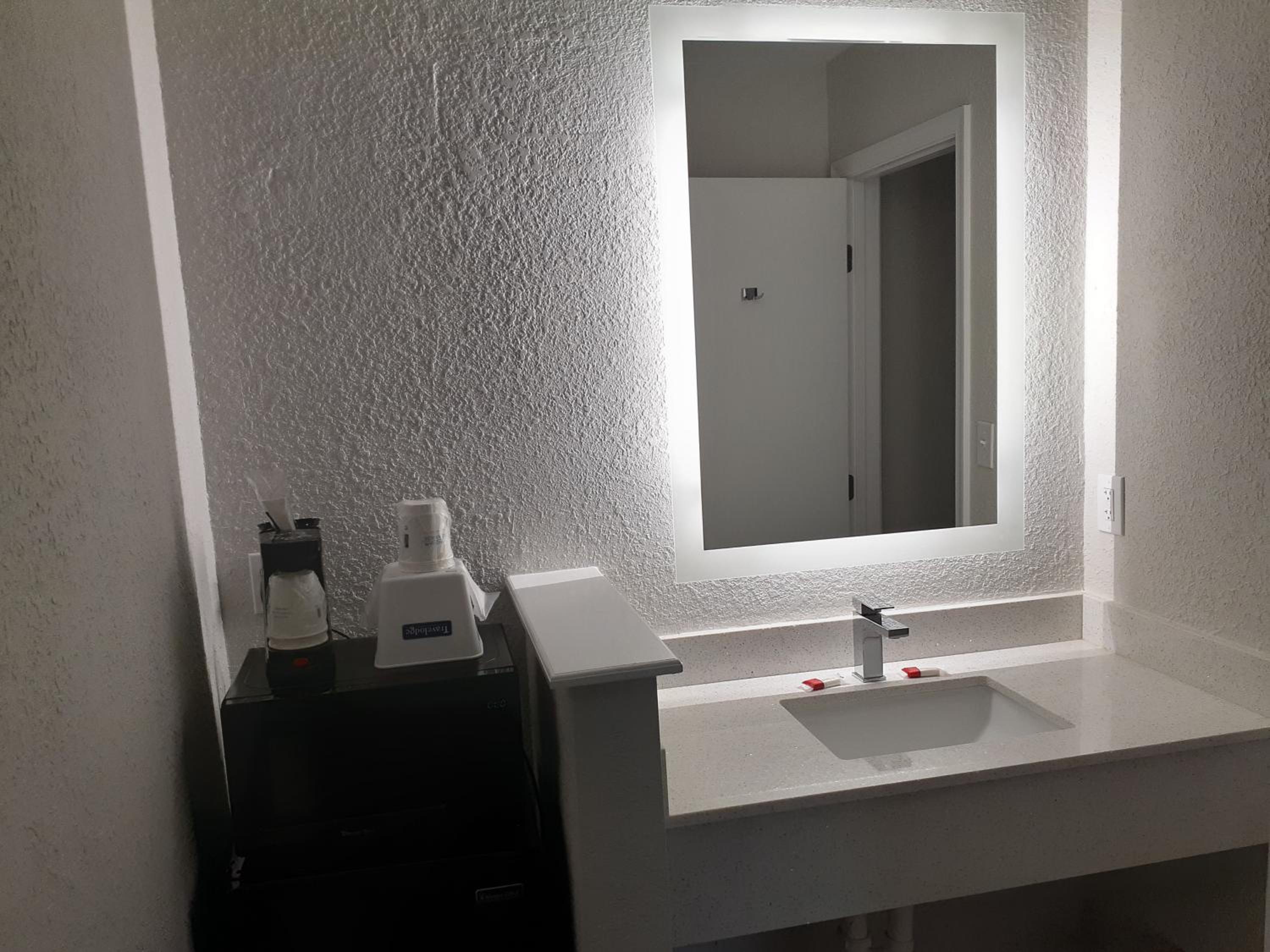 King Room - Non-Smoking - Photo 3
