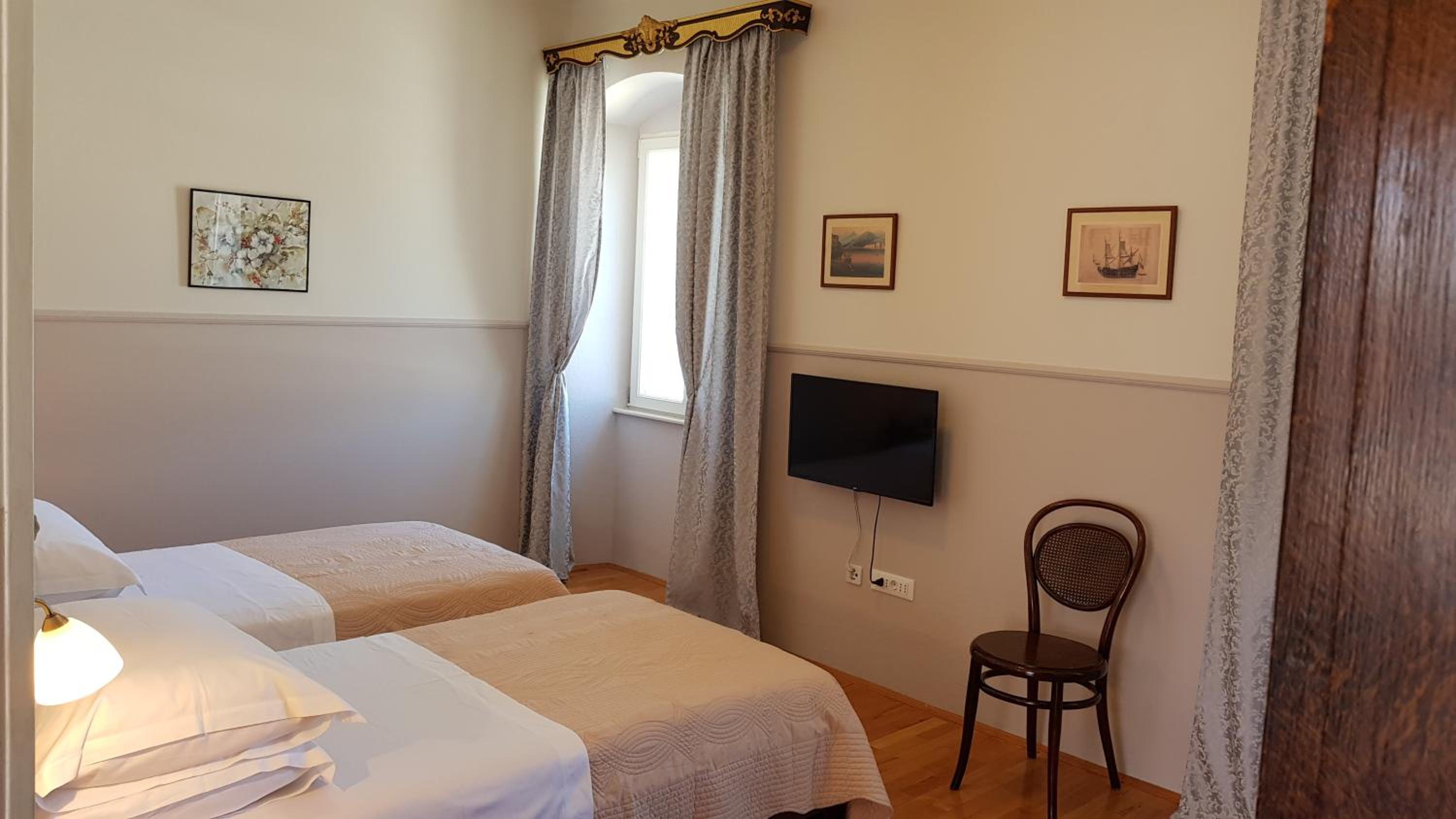 Double Room with City View - Photo 6