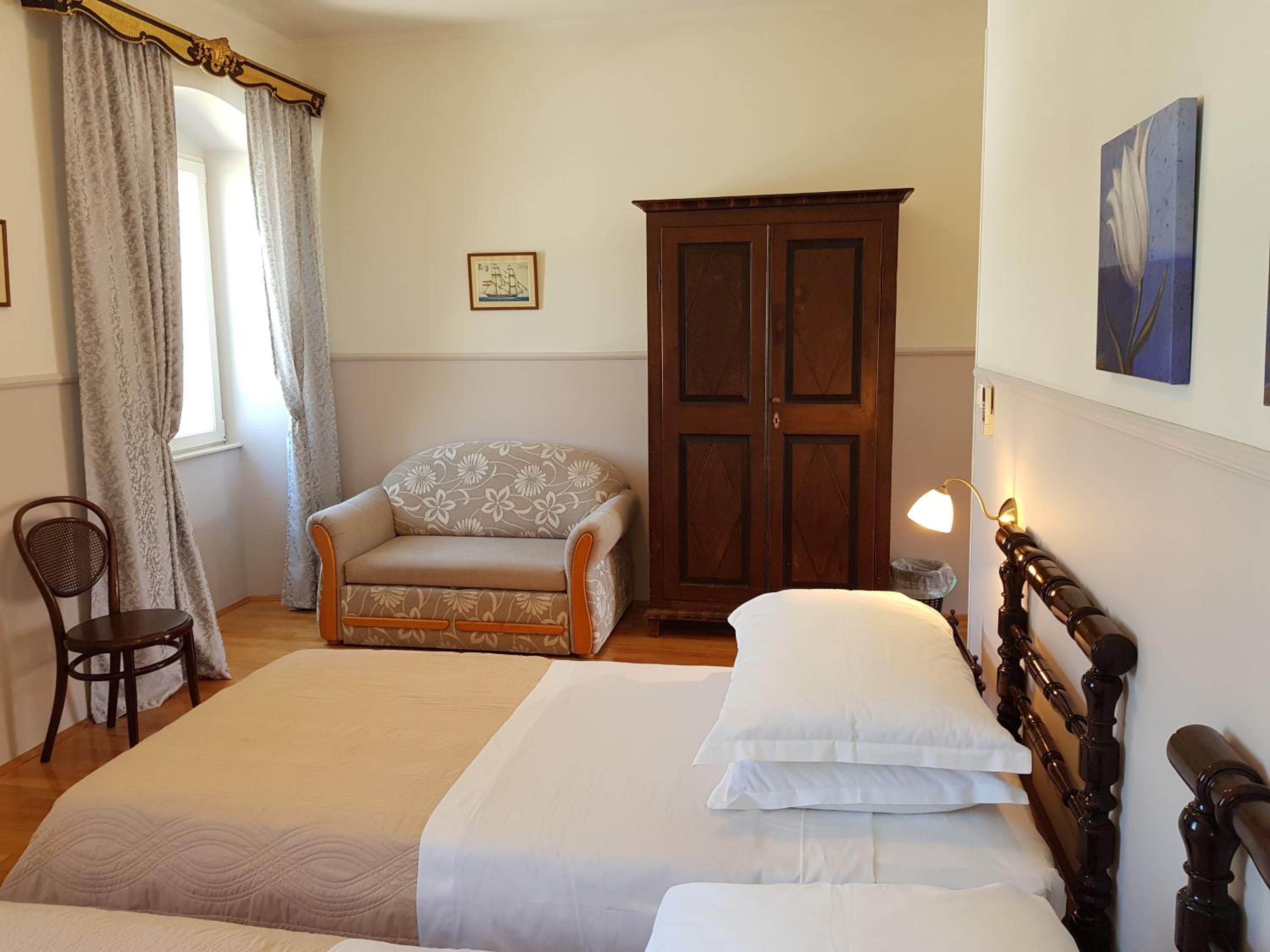 Double Room with City View - Photo 7