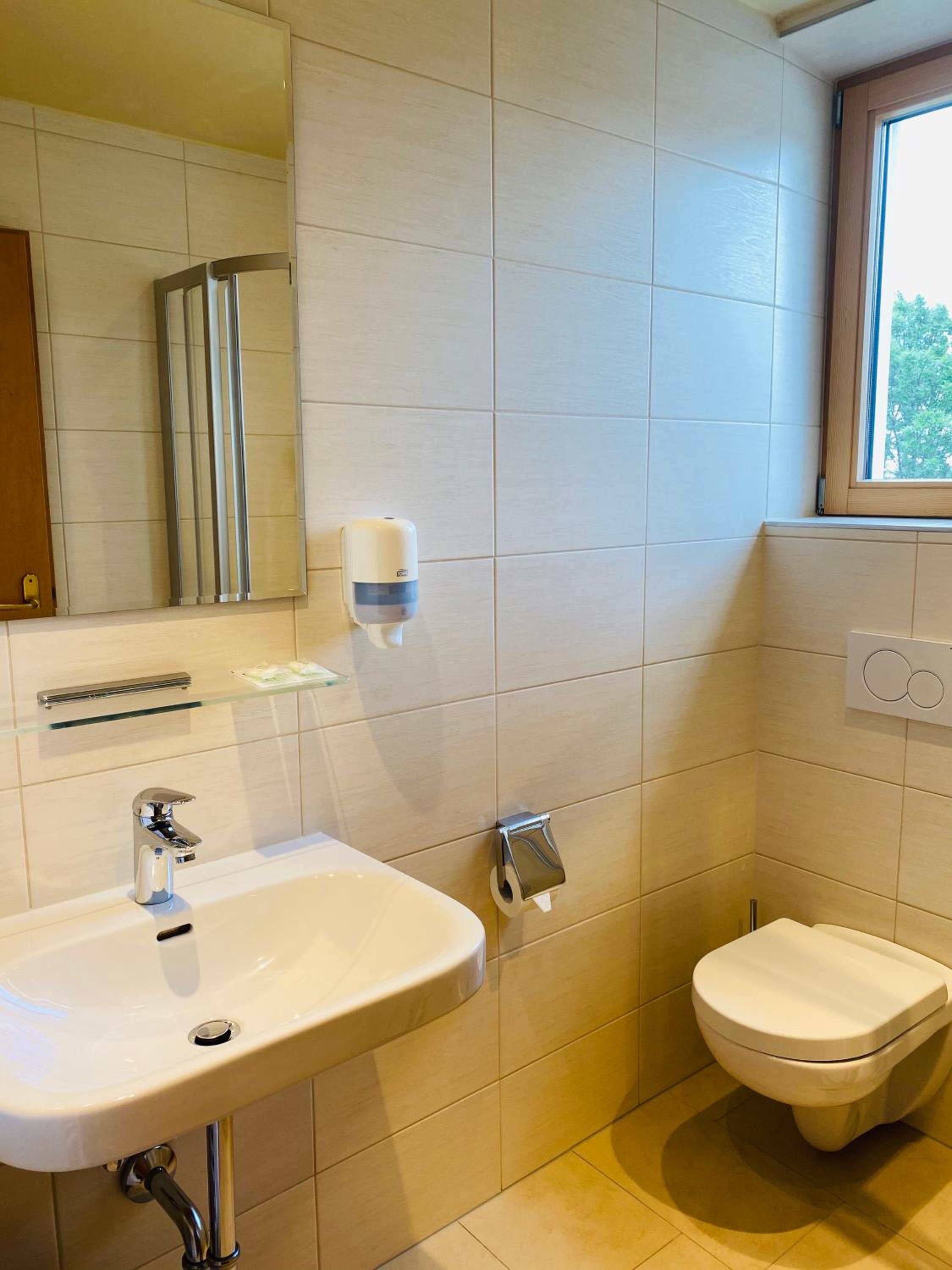 Double Room with Balcony - Photo 3