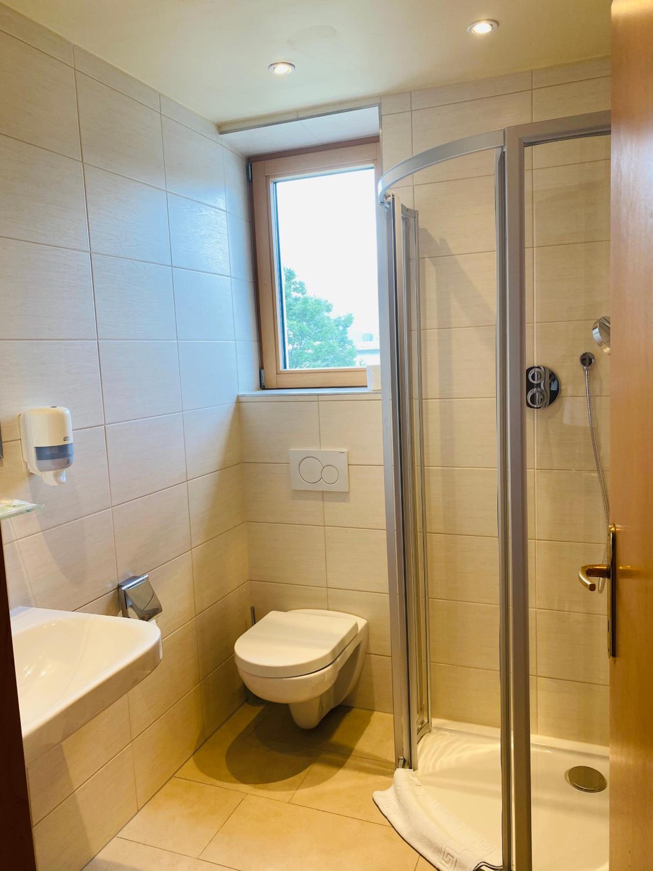 Double Room with Balcony - Photo 2