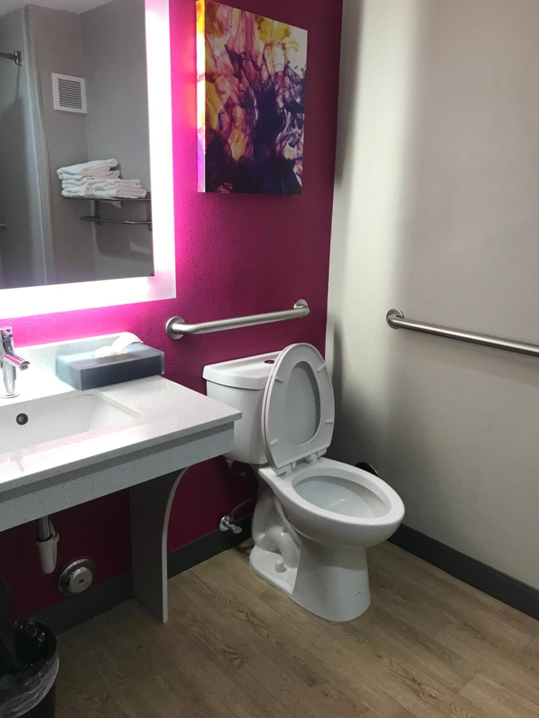 One-Bedroom King Suite with Tub with Grab Bars - Mobility Accessible/Non-Smoking photo 2