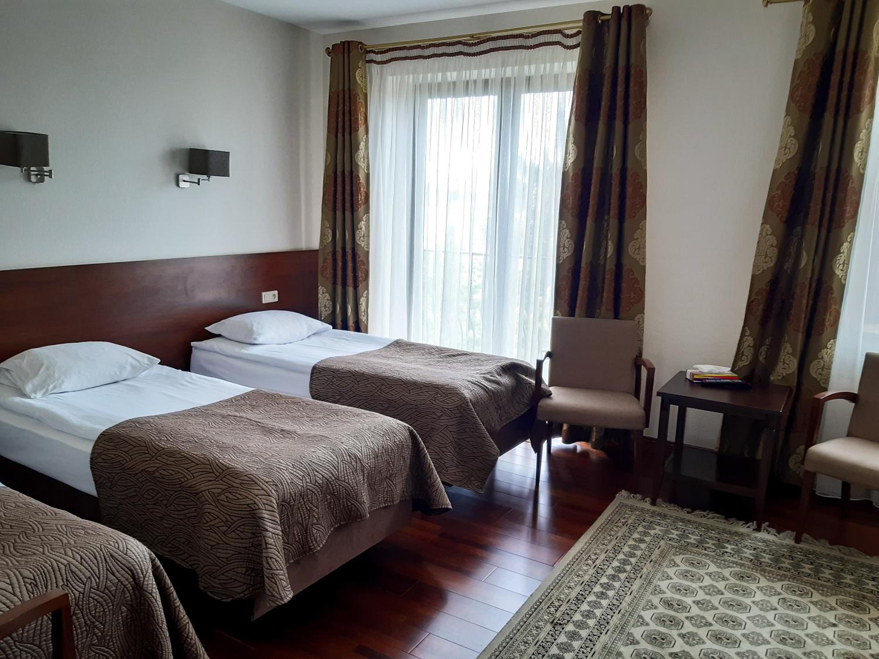 Double or Twin Room with Extra Bed - Photo 17