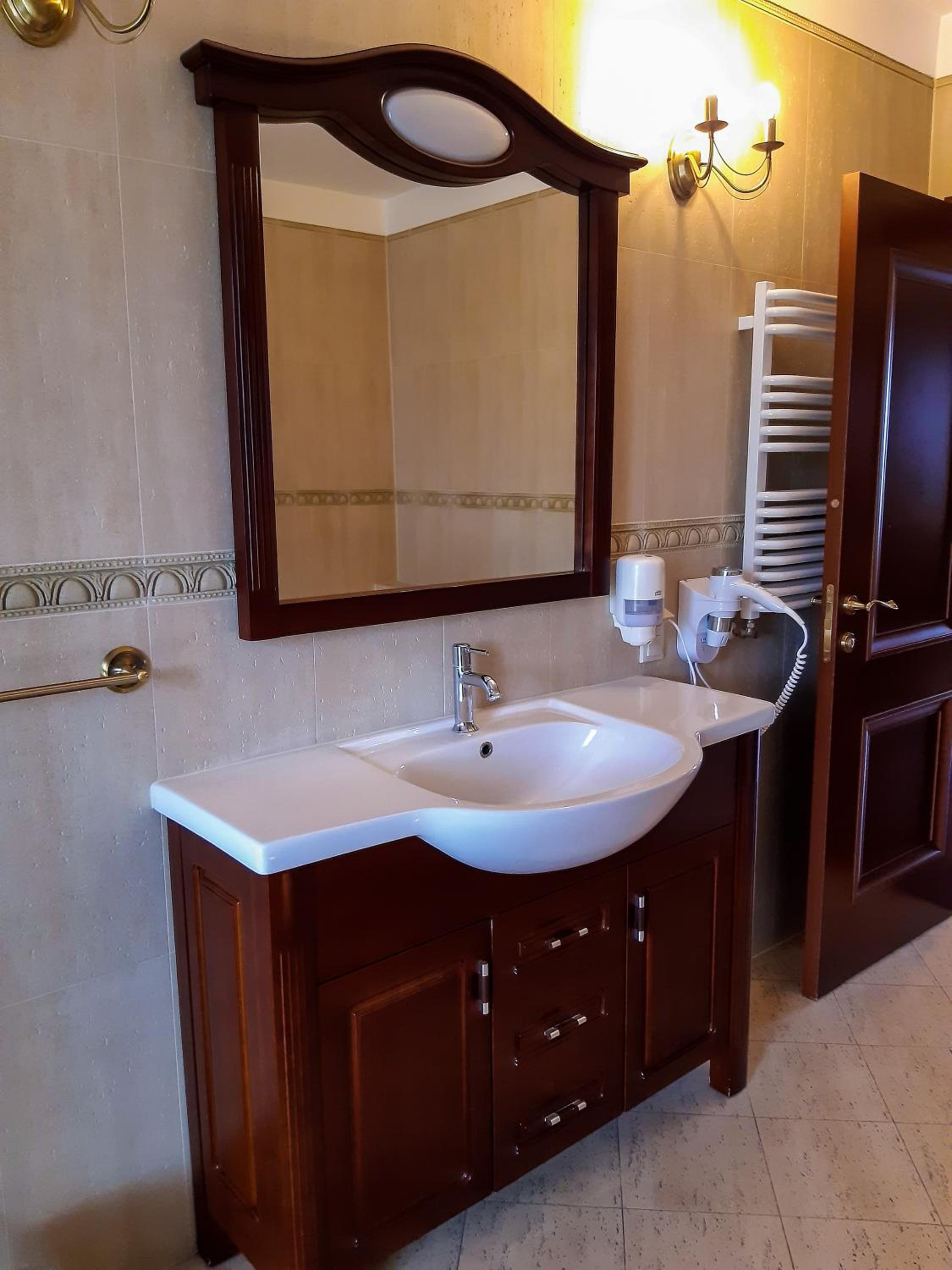 Double or Twin Room - Photo 11