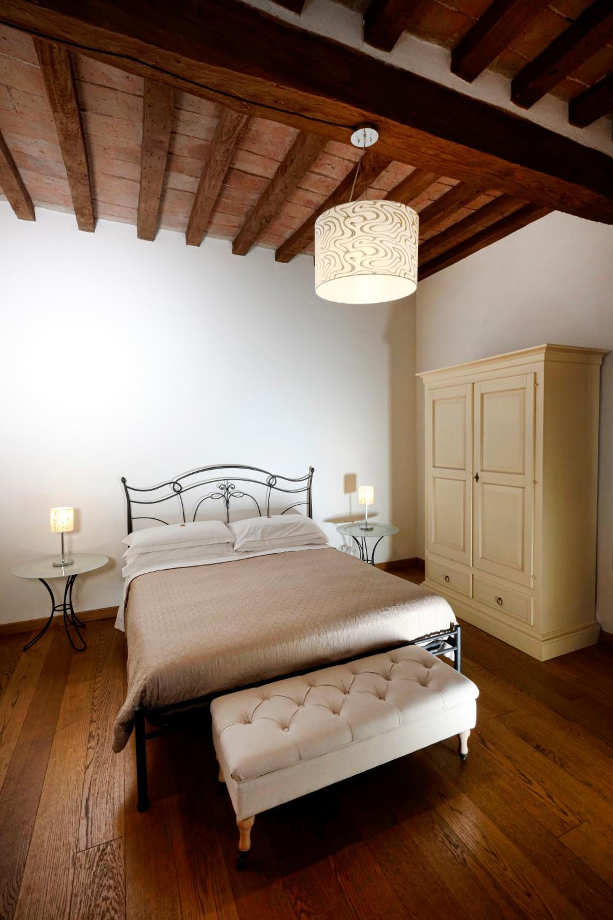 Suite - Photo 13