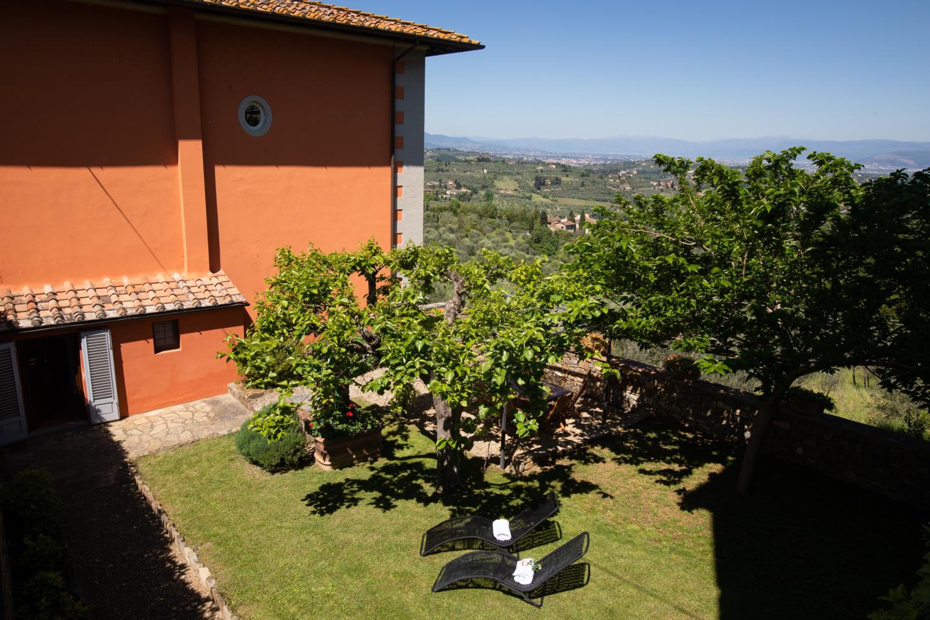 Deluxe Two-Bedroom Apartment with Garden photo 3