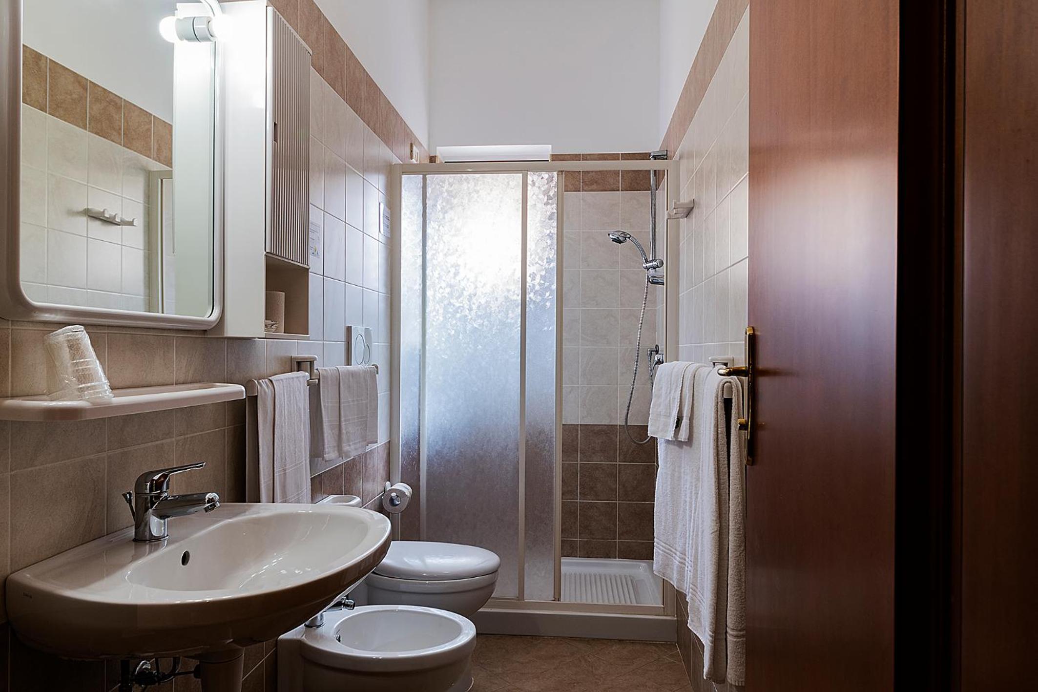 Standard Triple Room - Photo 4