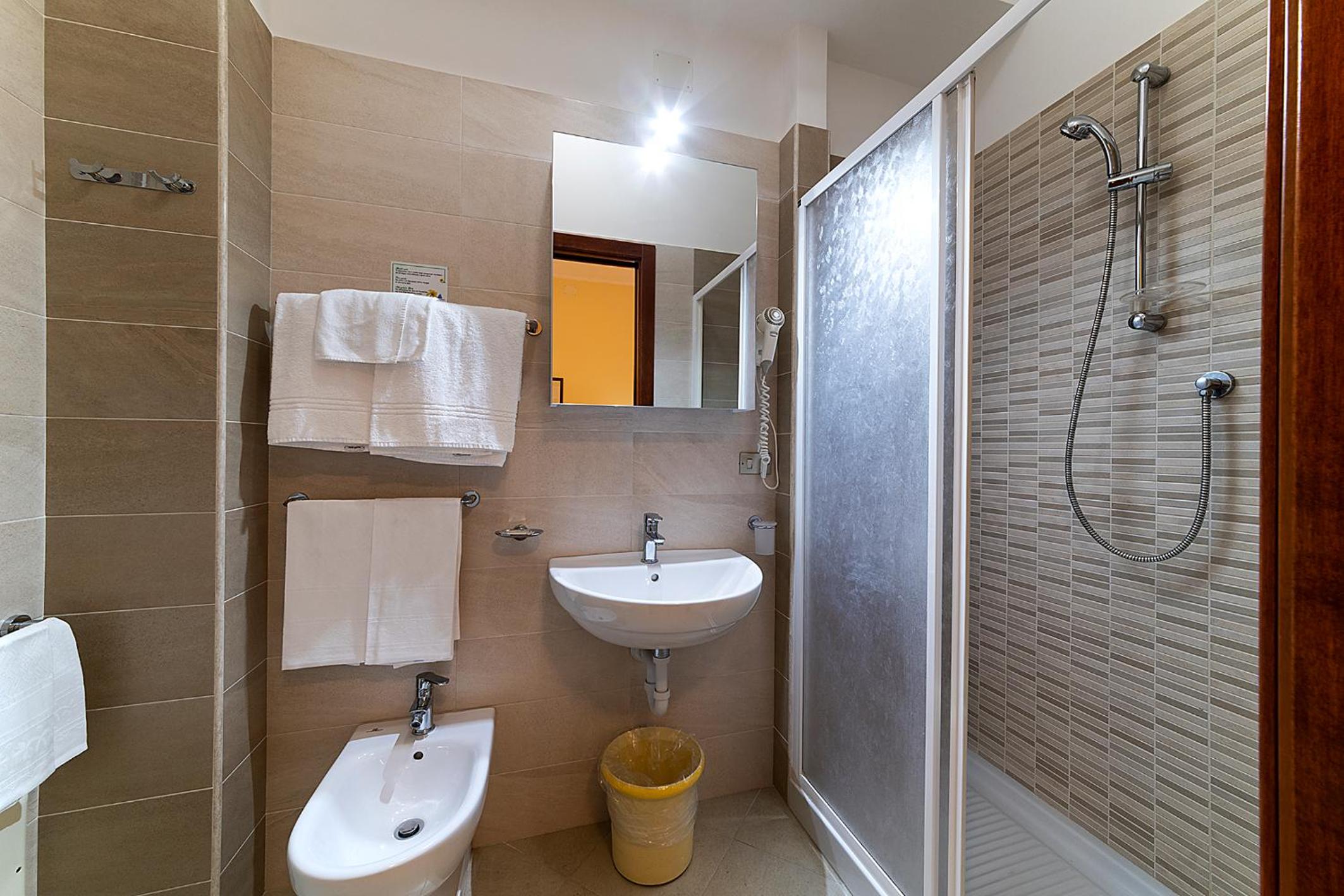 Standard Double or Twin Room - Photo 6