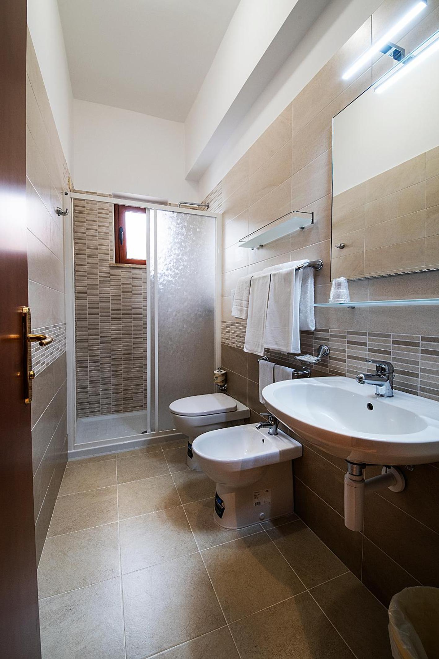 Standard Double or Twin Room - Photo 5