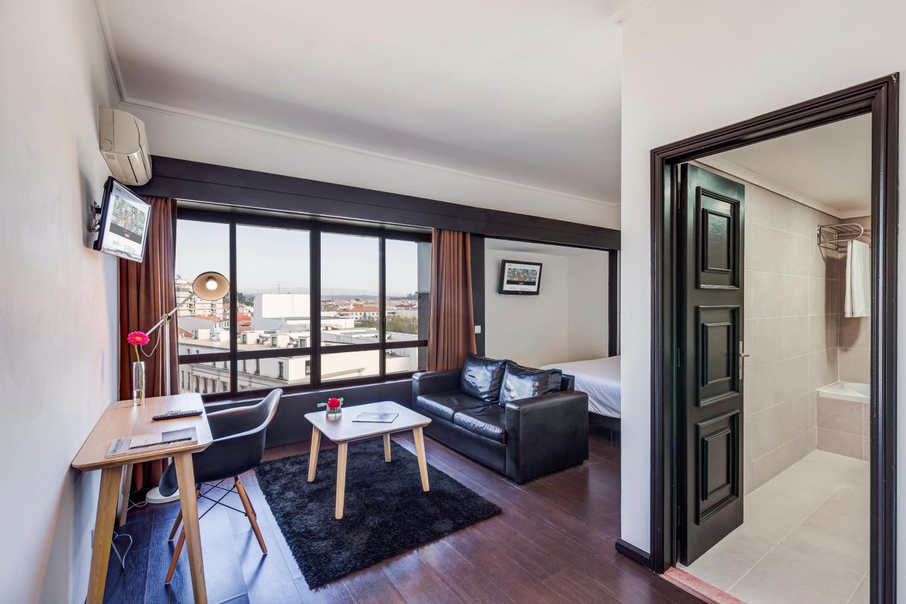 Family Room (2 Adults + 2 Children)