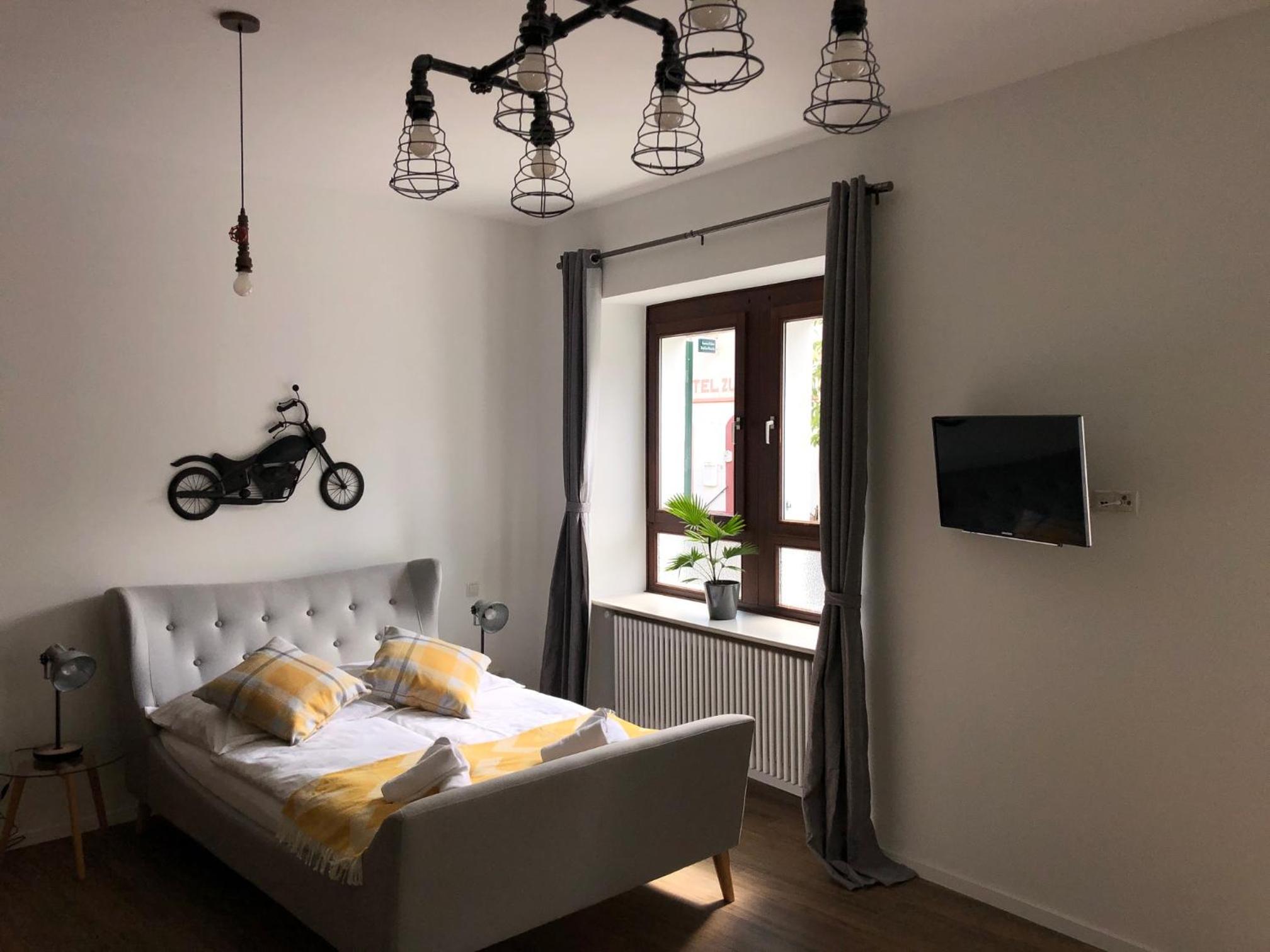 Large Double Room - Photo 1