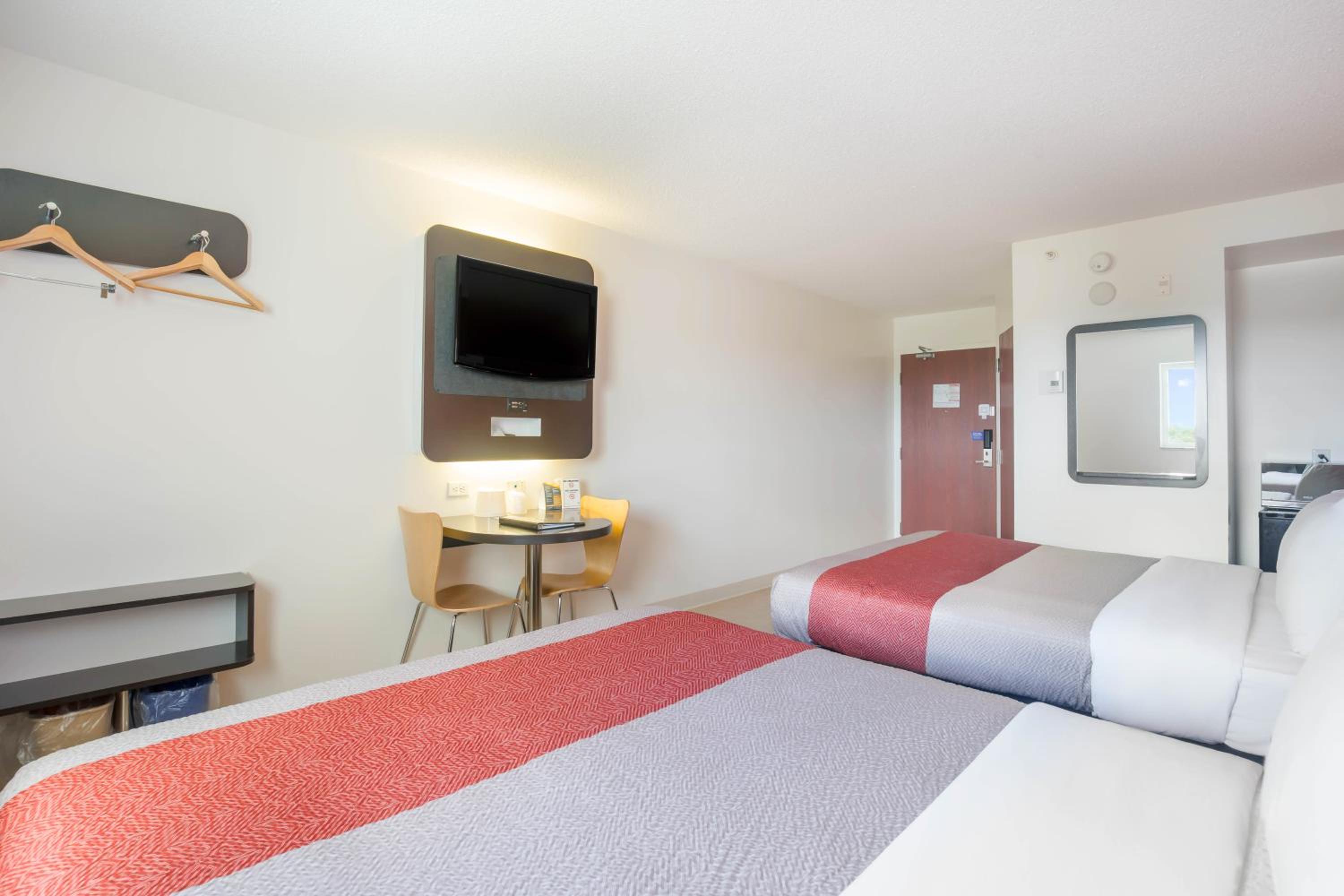 Queen Room with Two Queen Beds - Non-Smoking - Photo 4