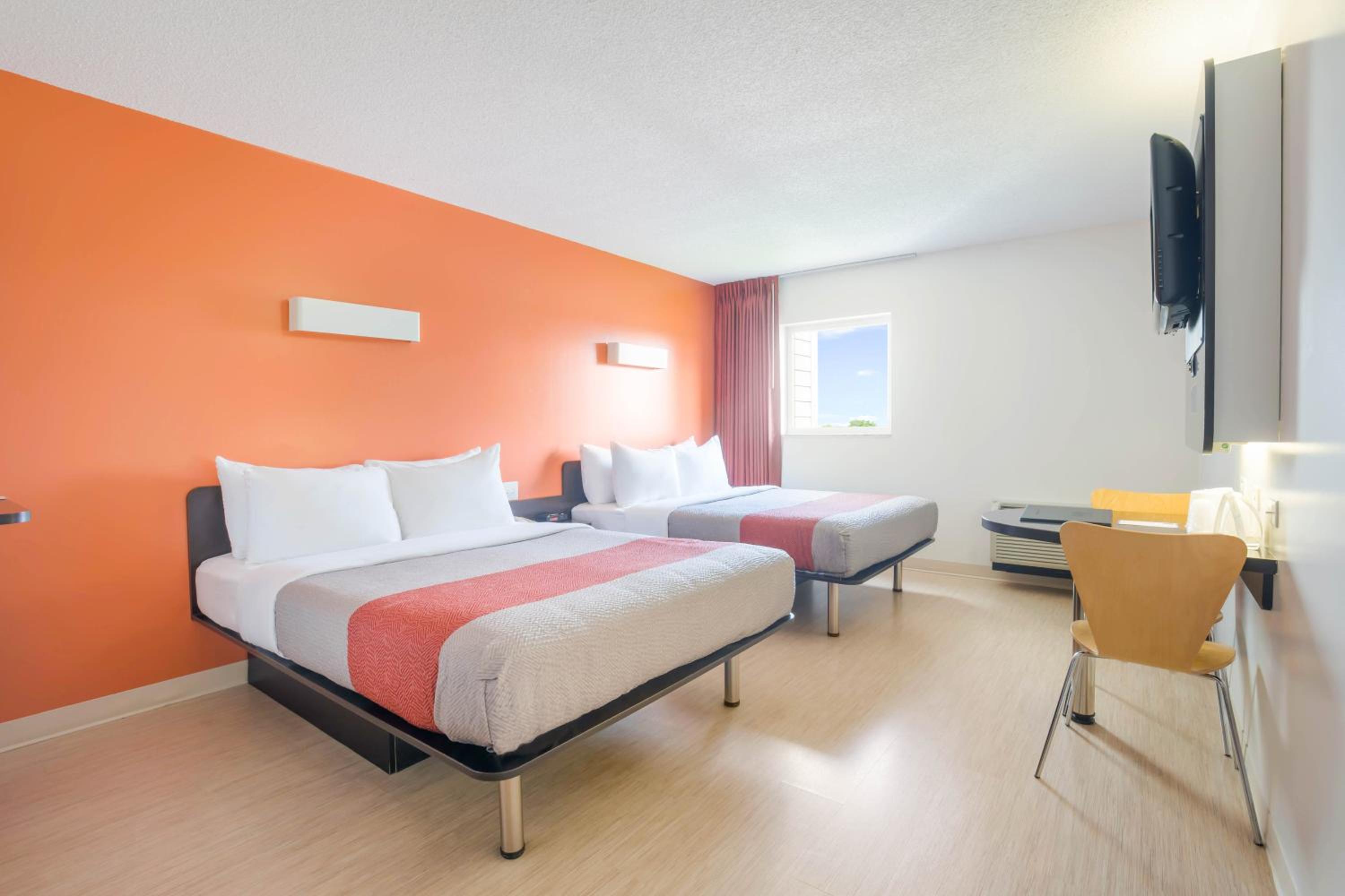 Queen Room with Two Queen Beds - Non-Smoking - Photo 6