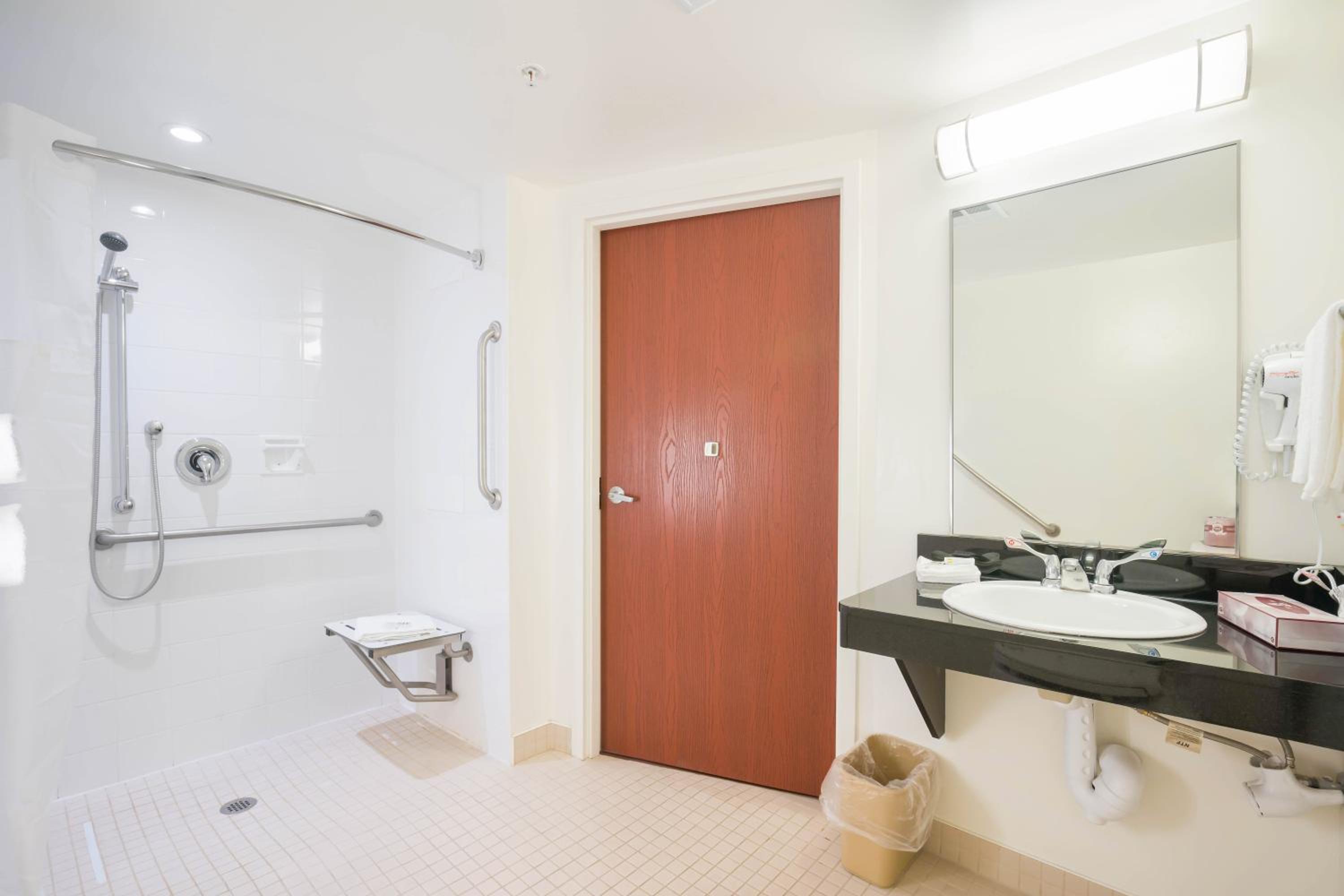 Queen Room - Disability Access - Roll in Shower - Photo 3