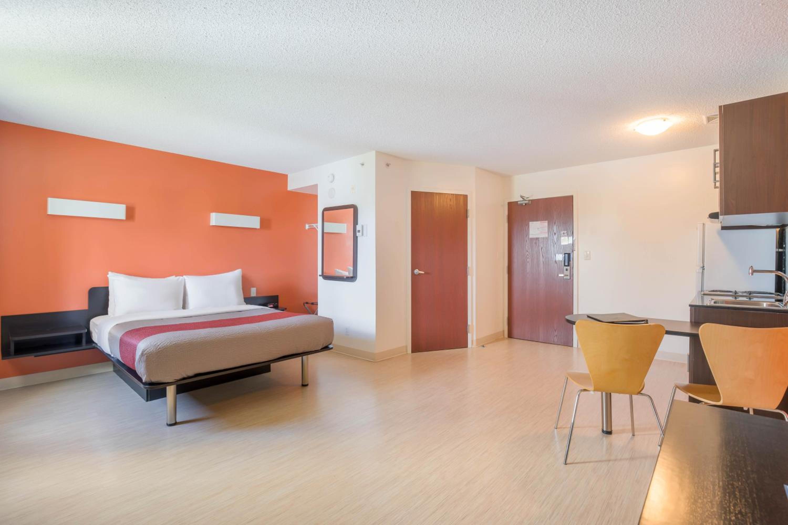 Deluxe Queen Room - Non-Smoking - Photo 2