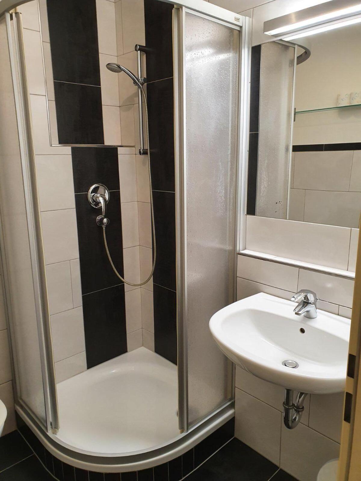 Basement Suite 2 photo 3