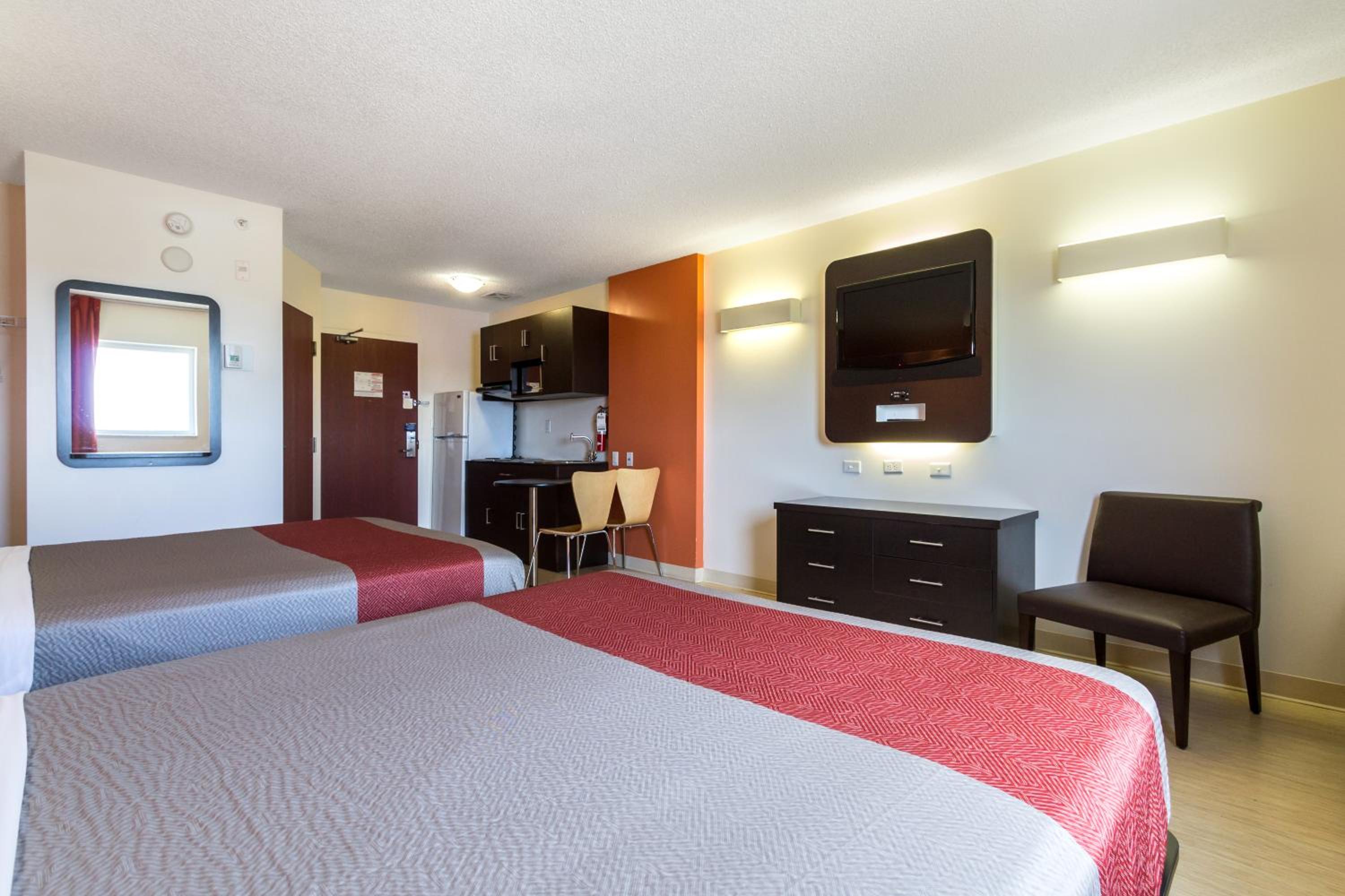 Deluxe Queen Room with Two Queen Beds - Non-Smoking - Photo 7