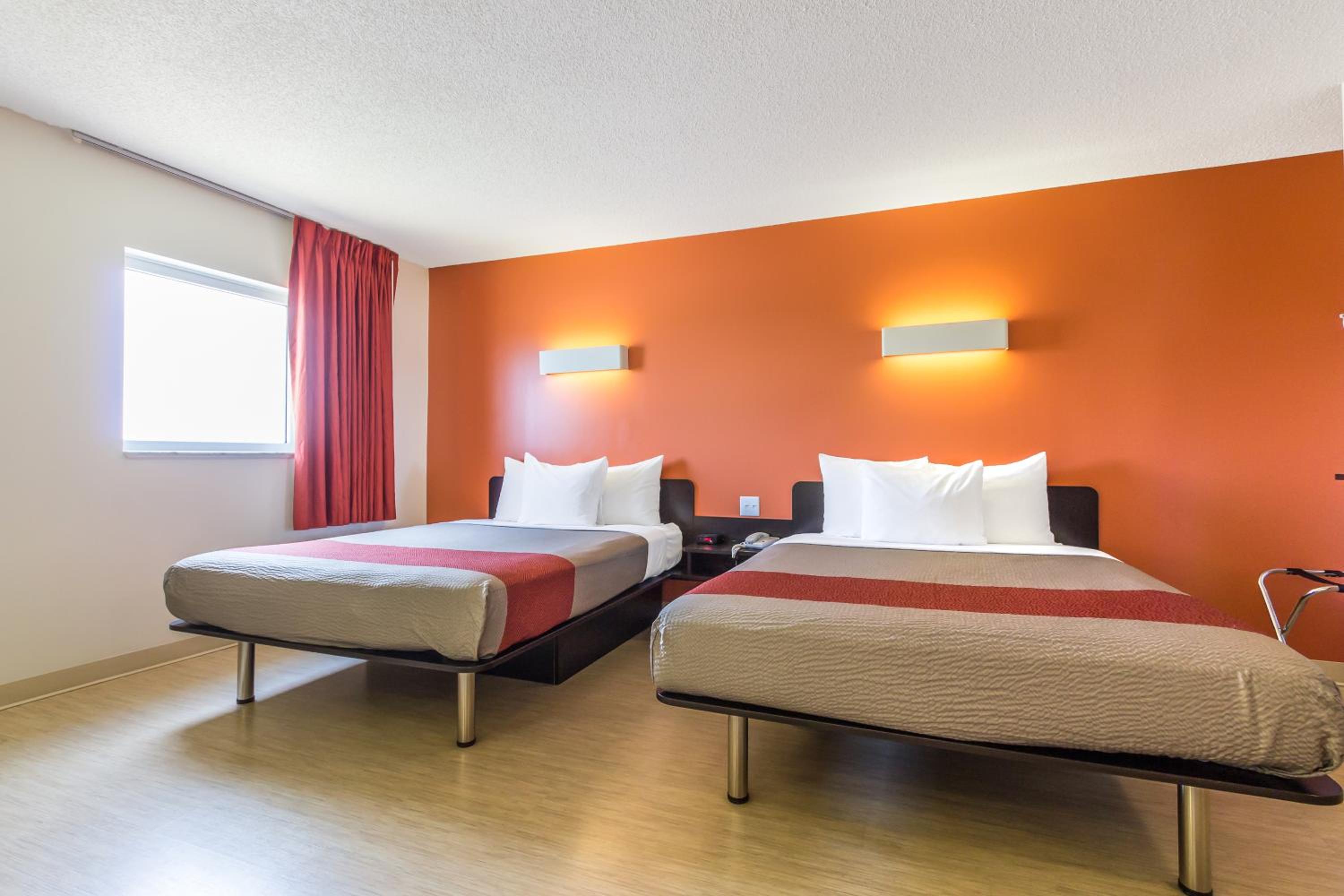 Queen Room with Two Queen Beds - Non-Smoking - Photo 3