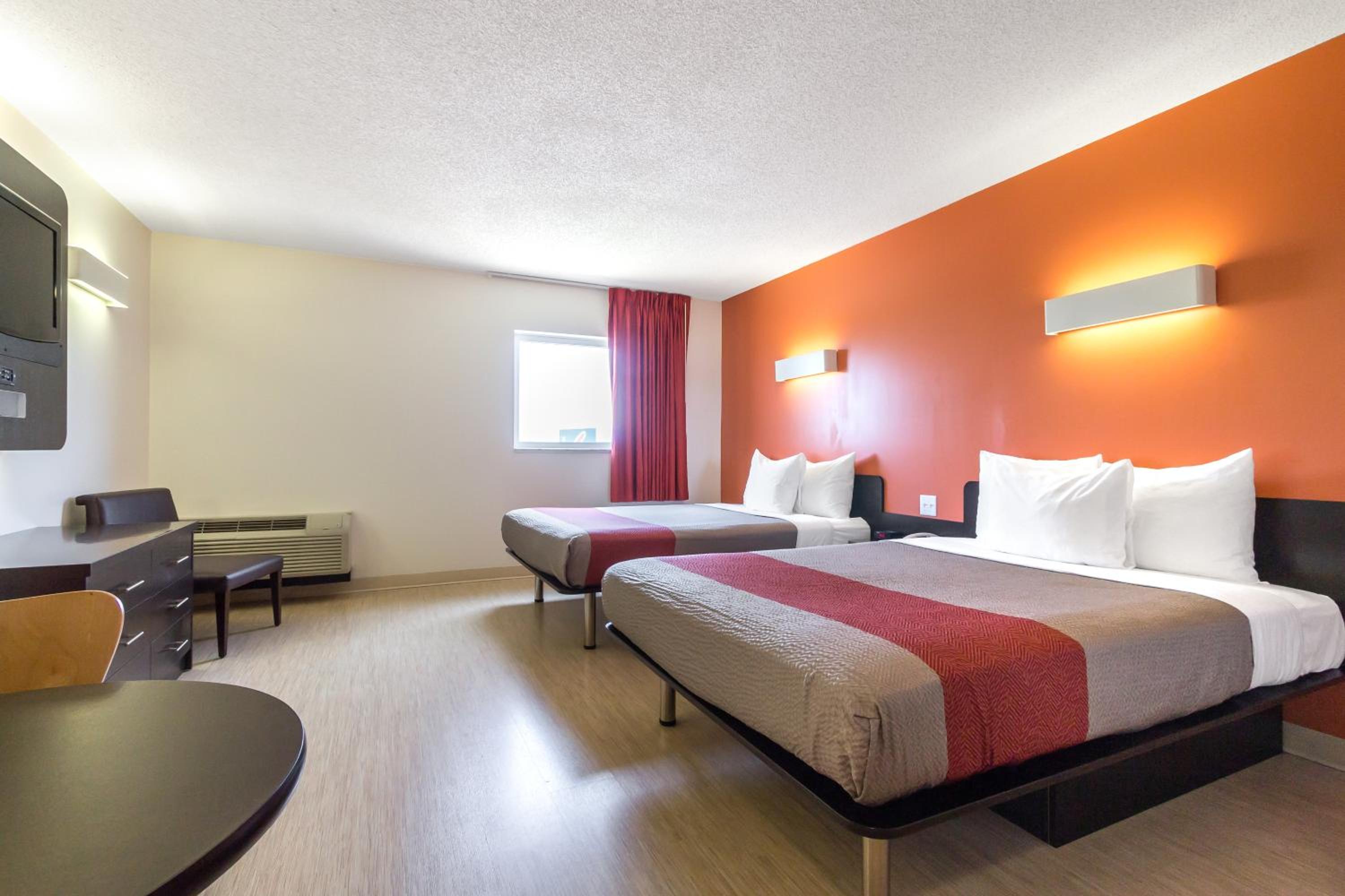 Deluxe Queen Room with Two Queen Beds - Non-Smoking - Photo 5
