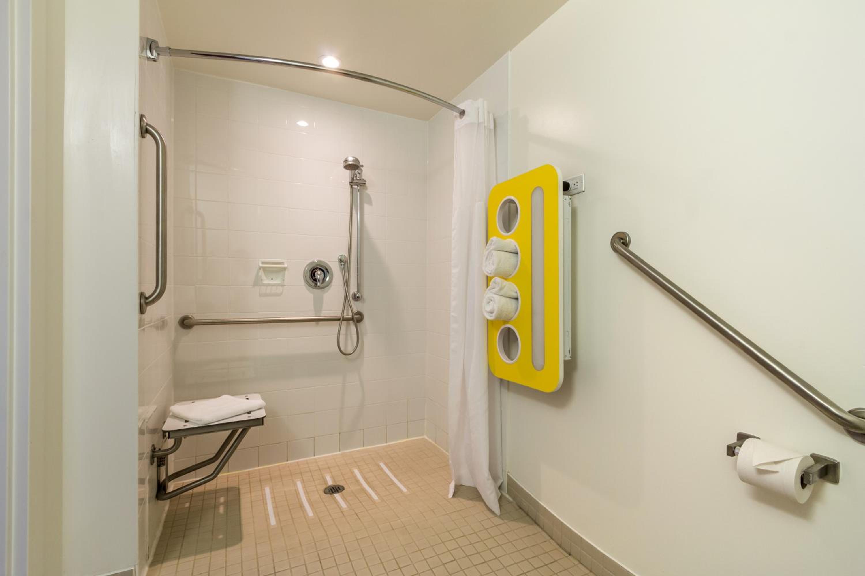 Queen Room - Disability Access - Roll in Shower - Photo 6