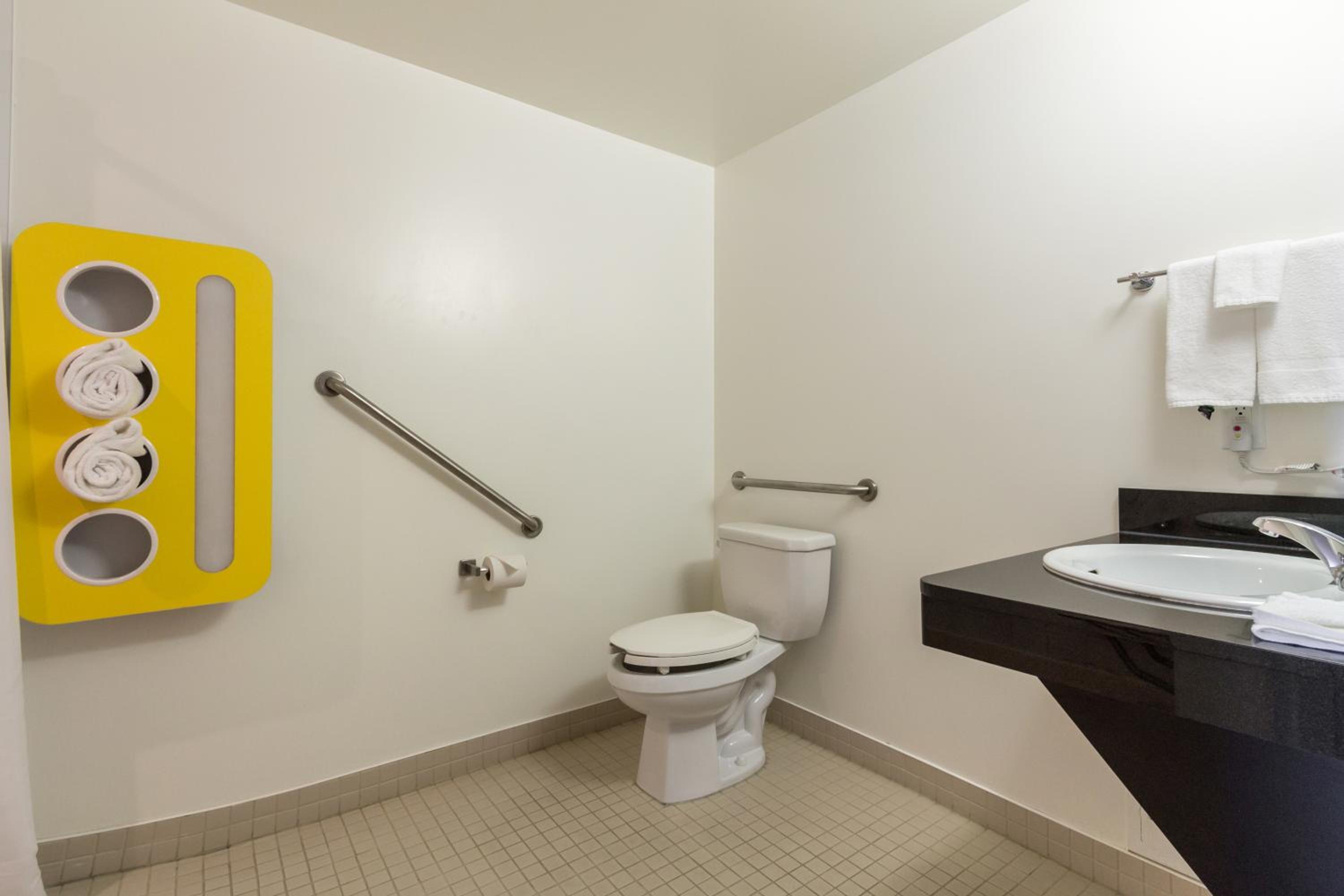 Queen Room - Disability Access - Roll in Shower - Photo 4