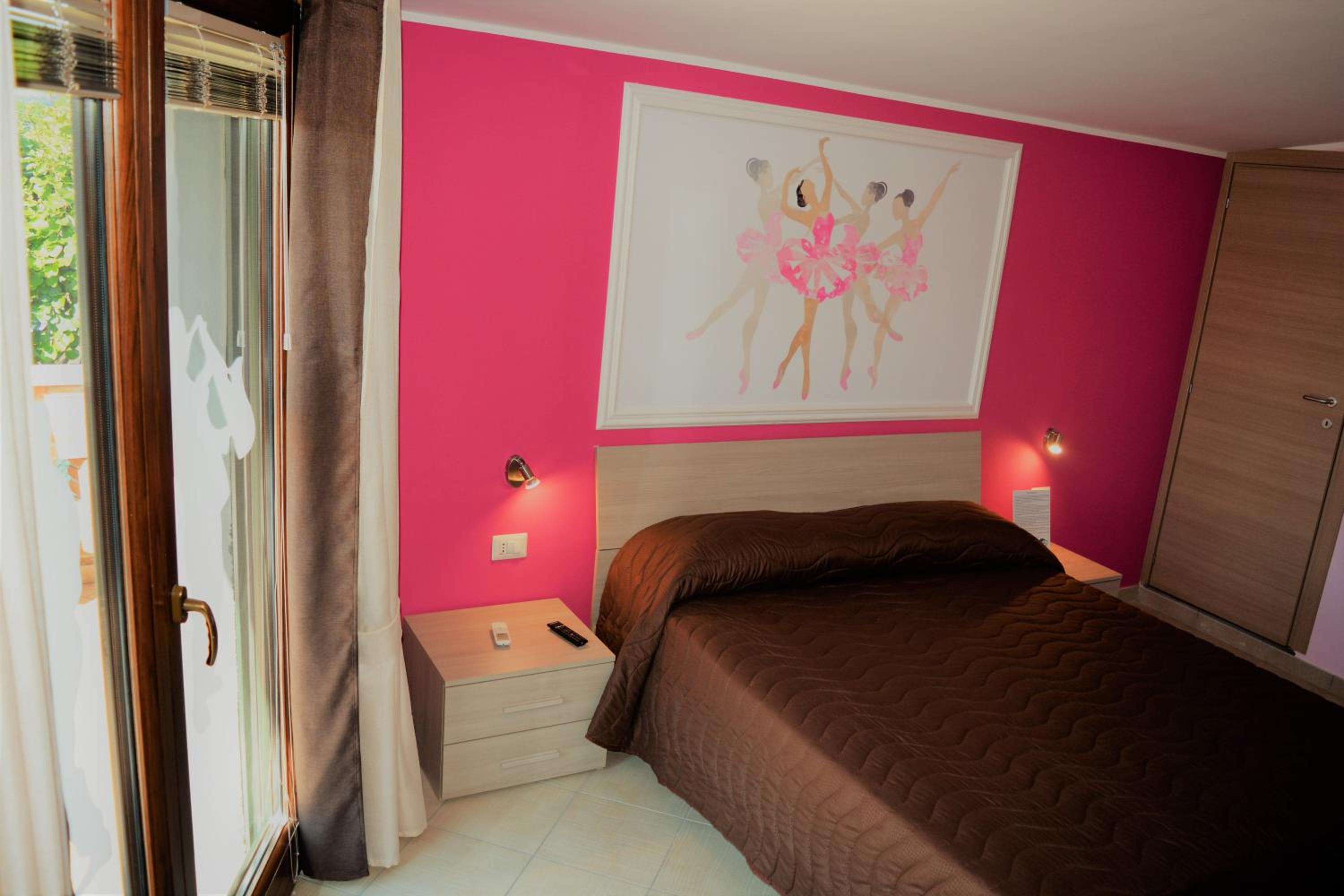 Quadruple Room with Private Bathroom photo 2
