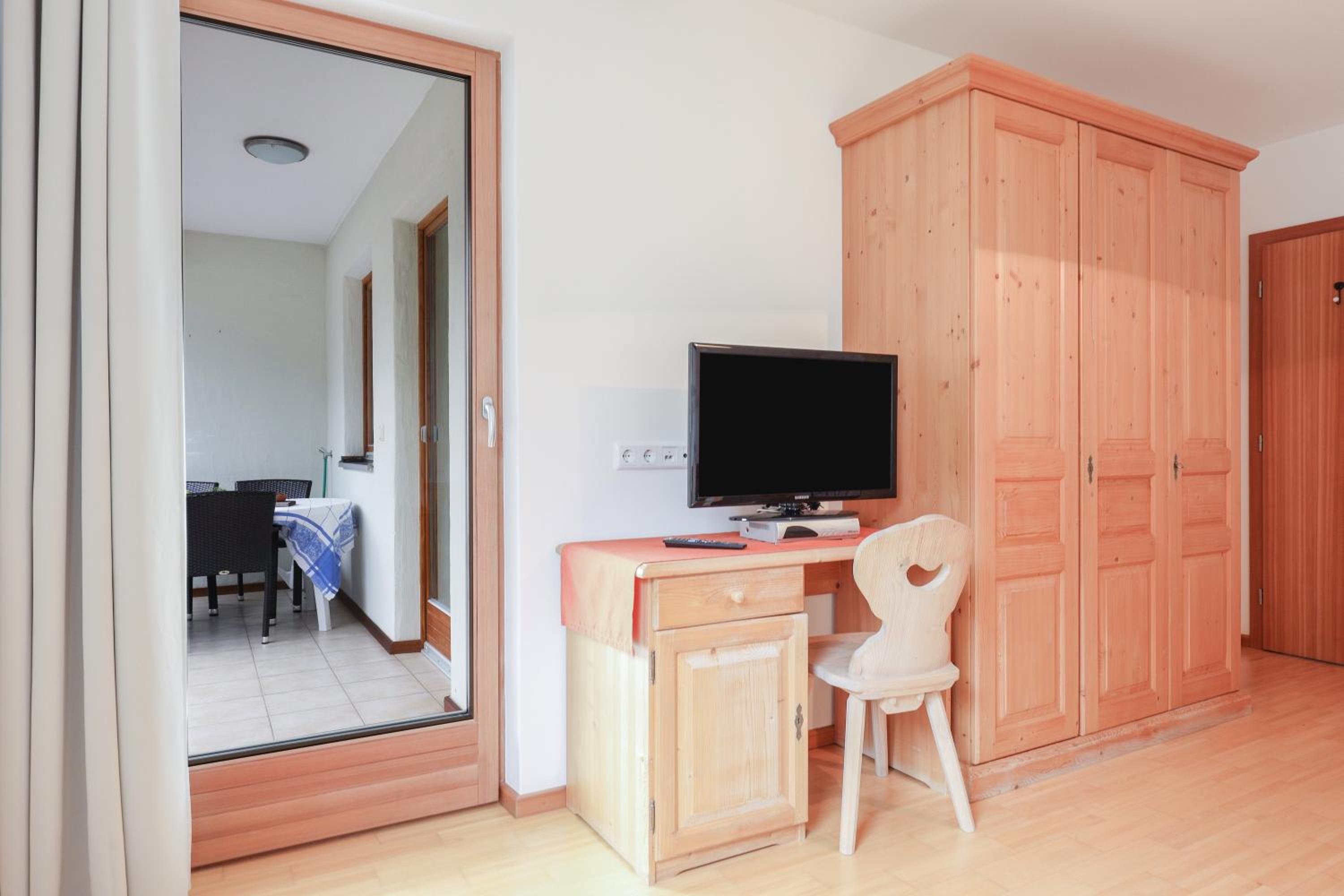 Two-Bedroom Deluxe Apartment with Garden View photo 2