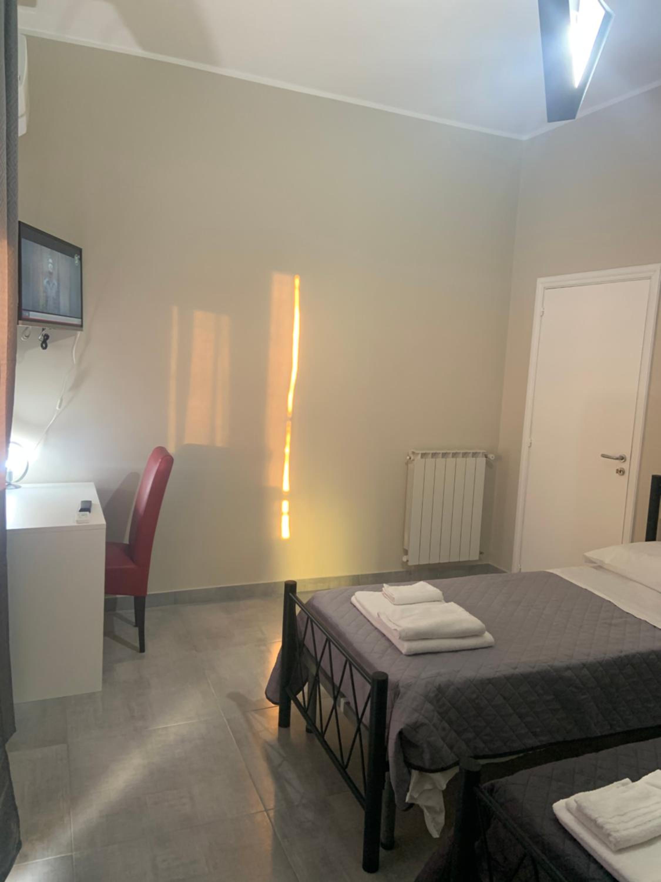 Double or Twin Room with Private External Bathroom - Photo 9