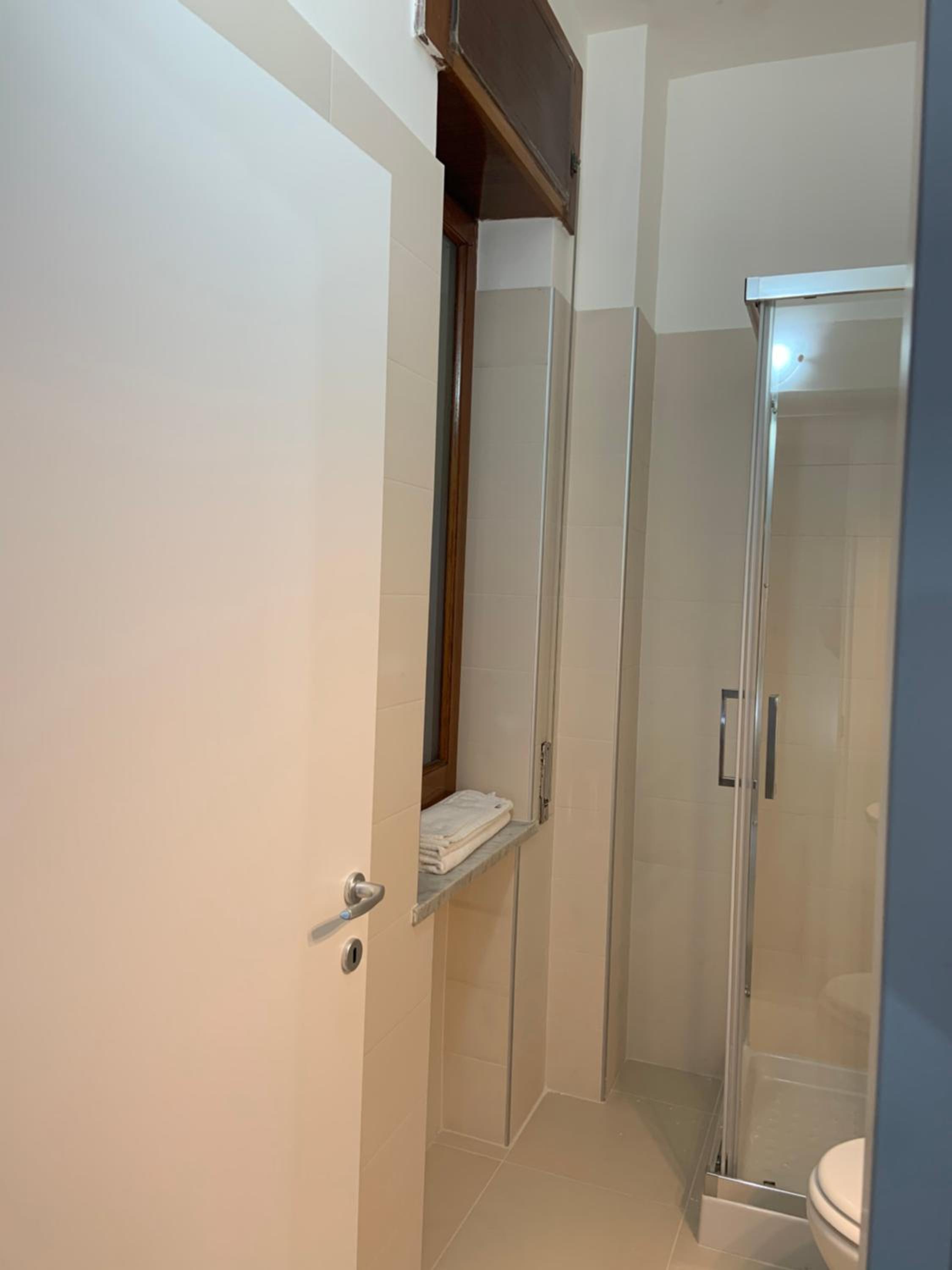 Double Room with Private Bathroom - Photo 9