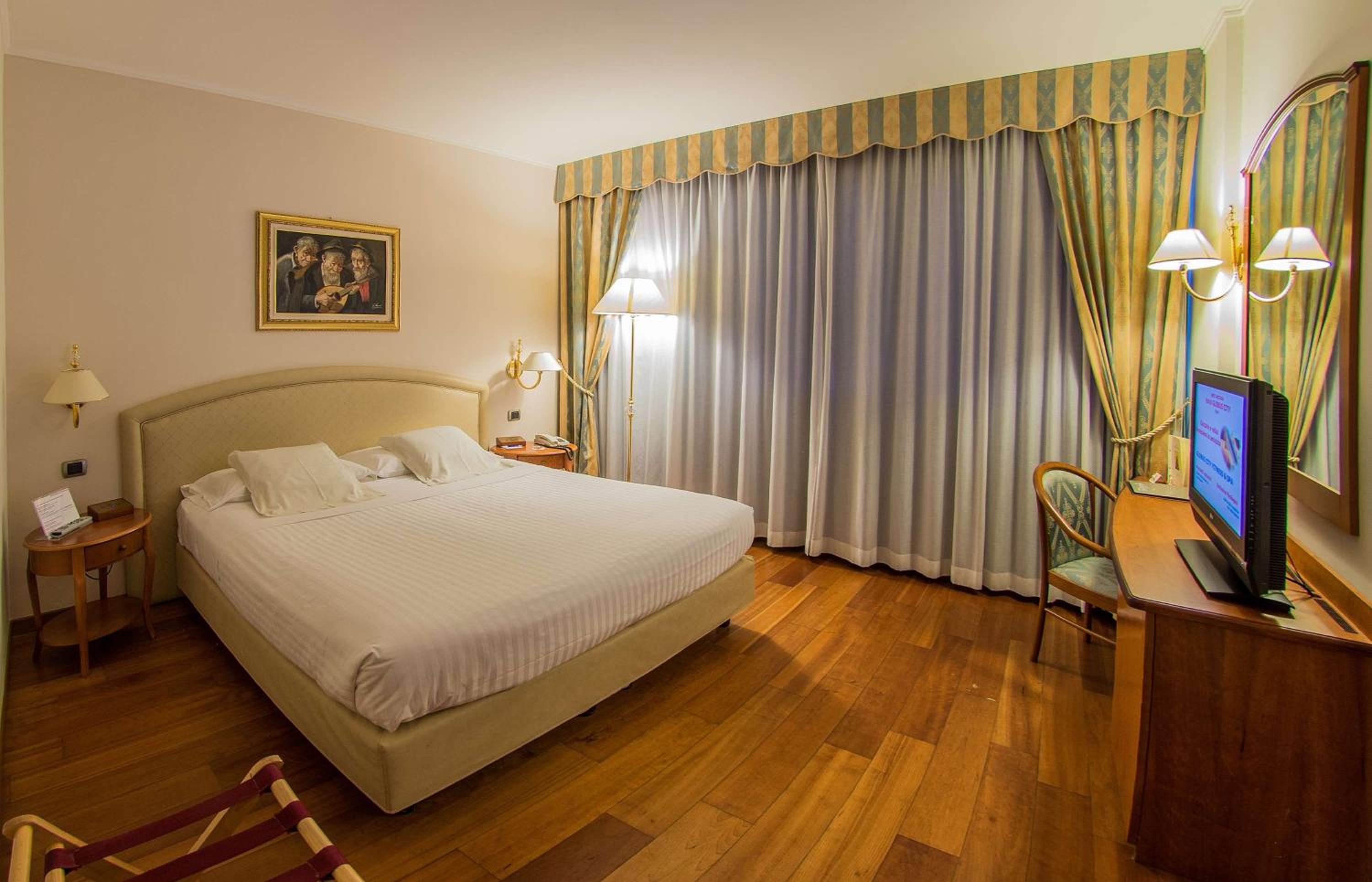 Classic Queen Room - Photo 8