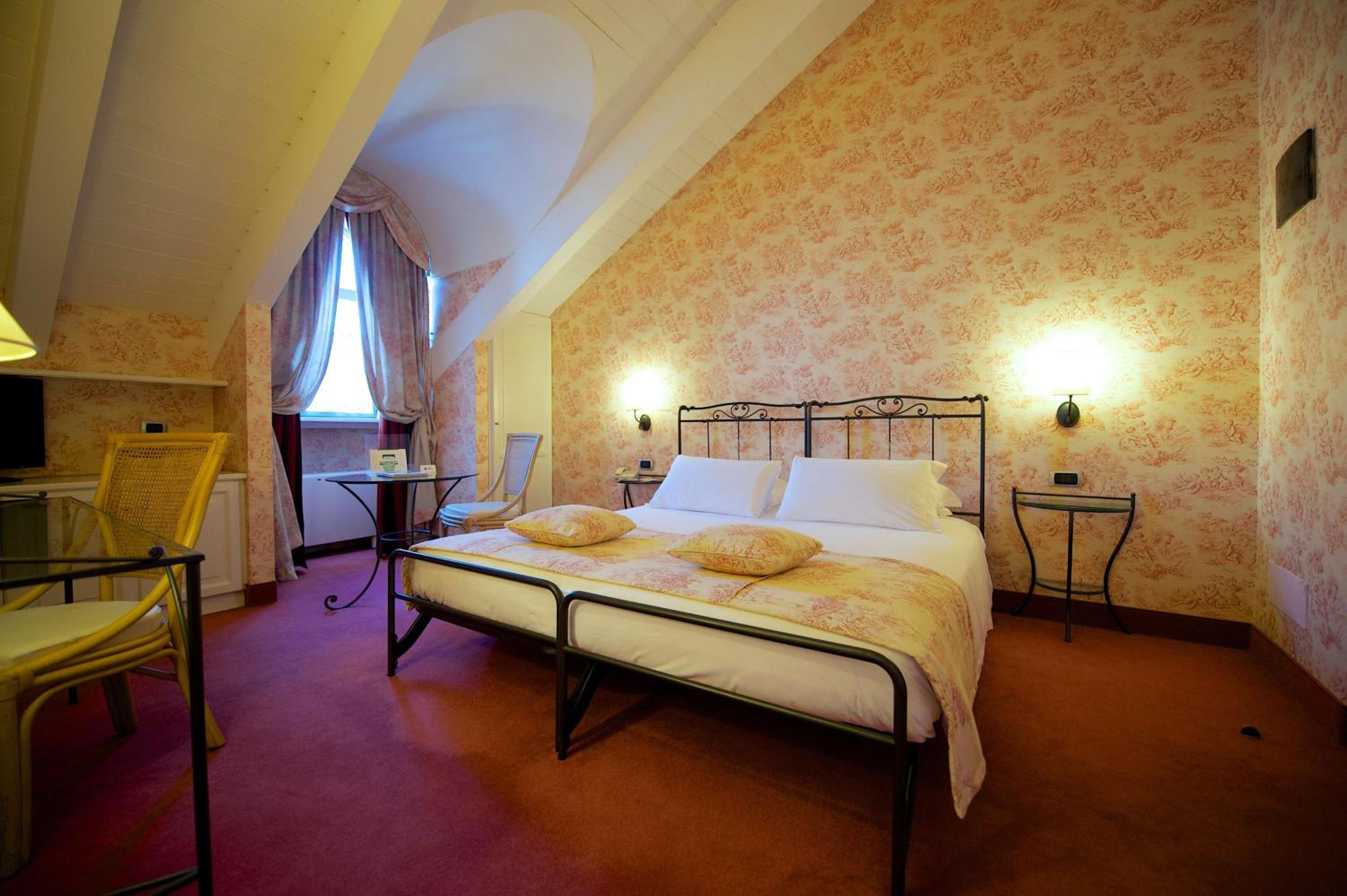 Deluxe King Room - Photo 15