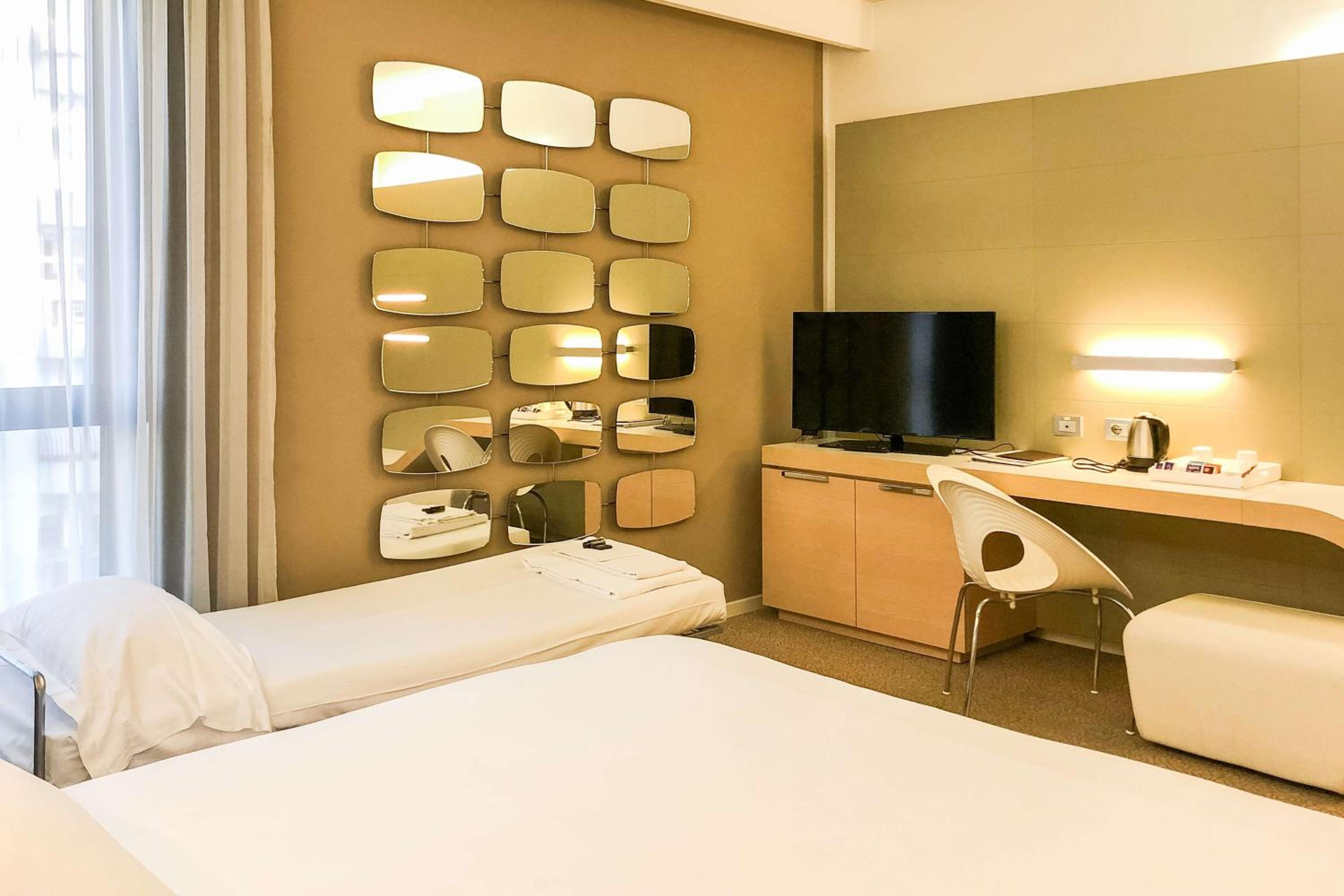 Standard King Room with Single Bed - Photo 7