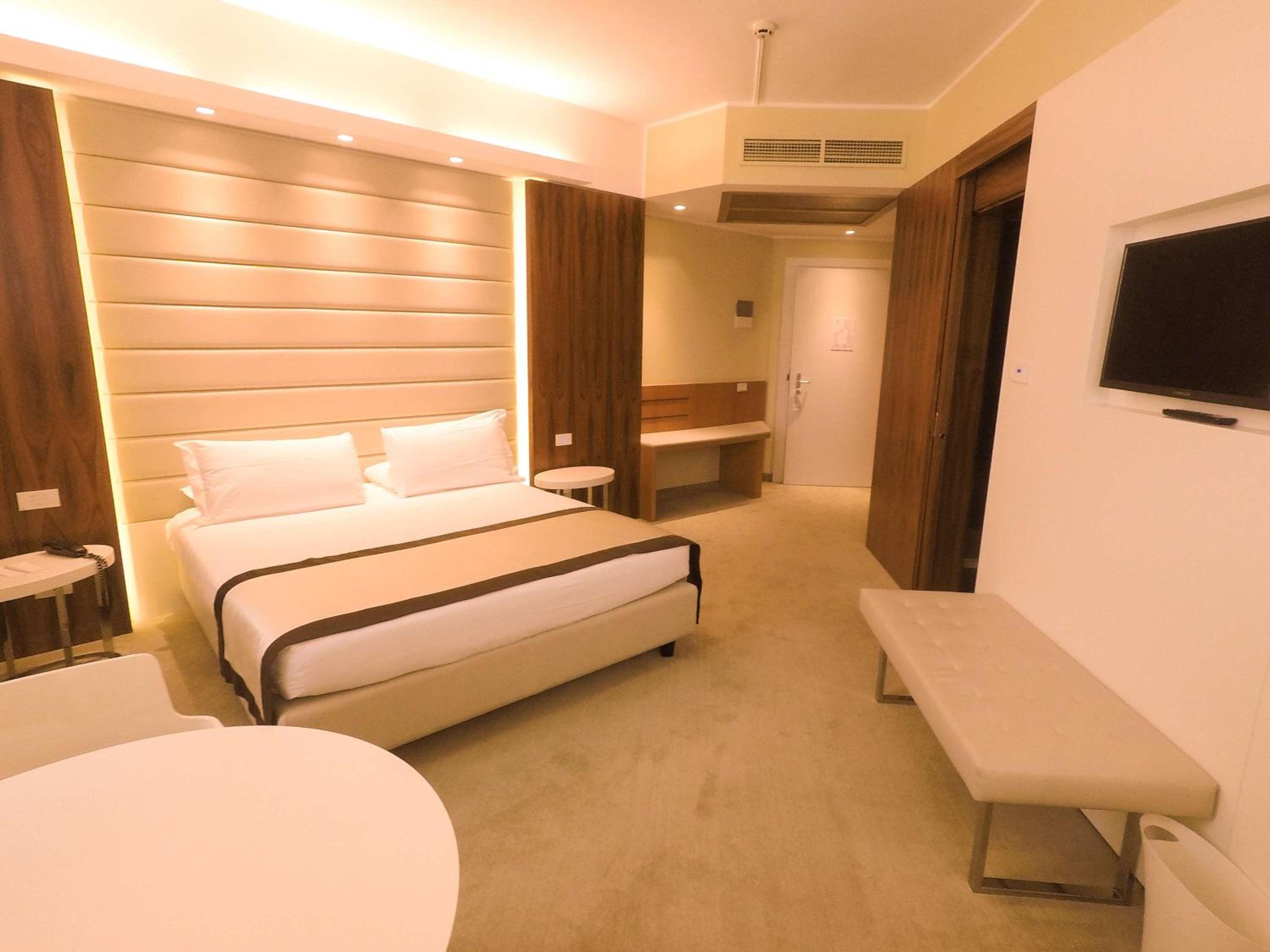 Deluxe Queen Room - Non-Smoking photo 3