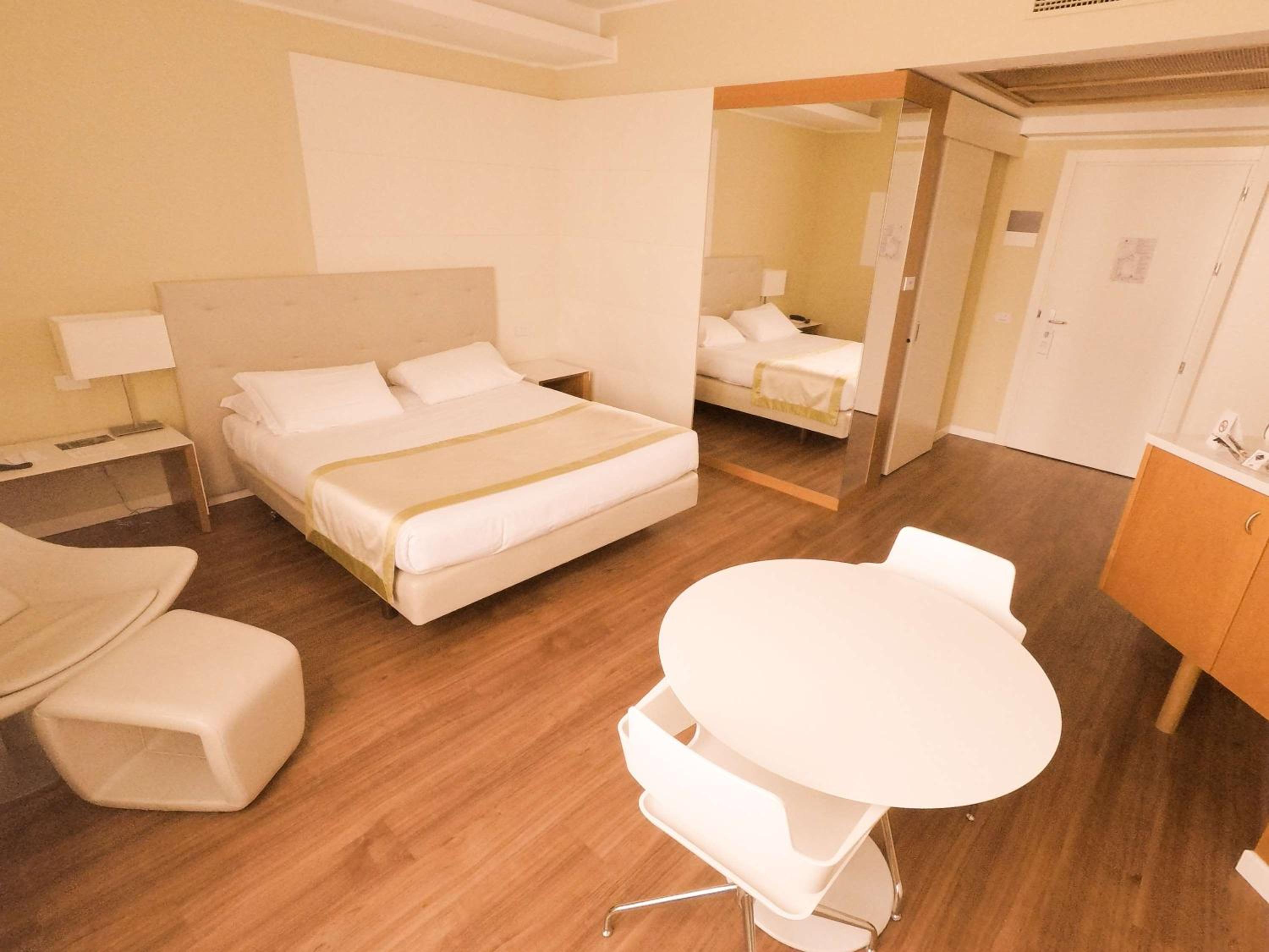 Comfort Queen Room - Photo 4