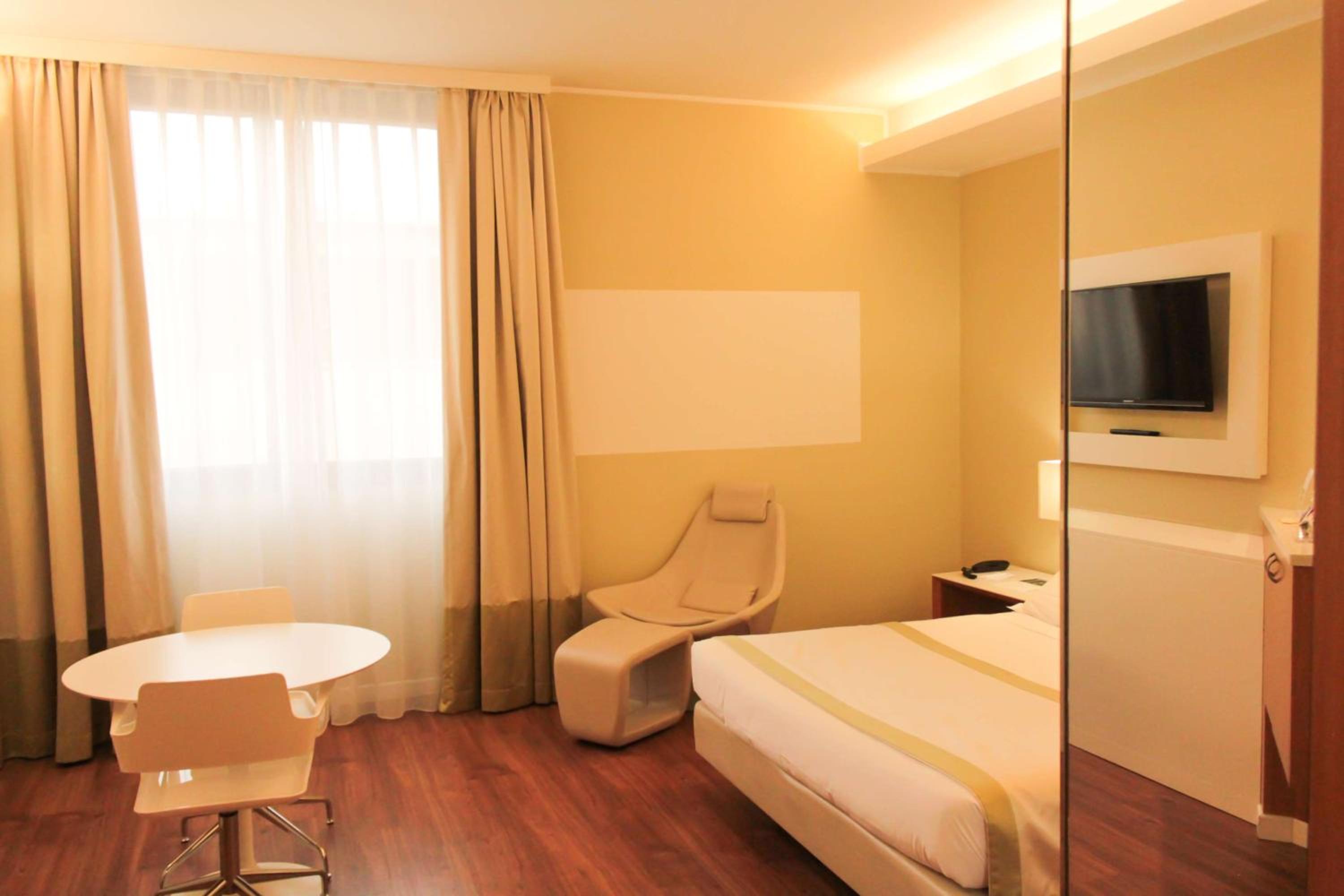 Comfort Queen Room - Photo 6