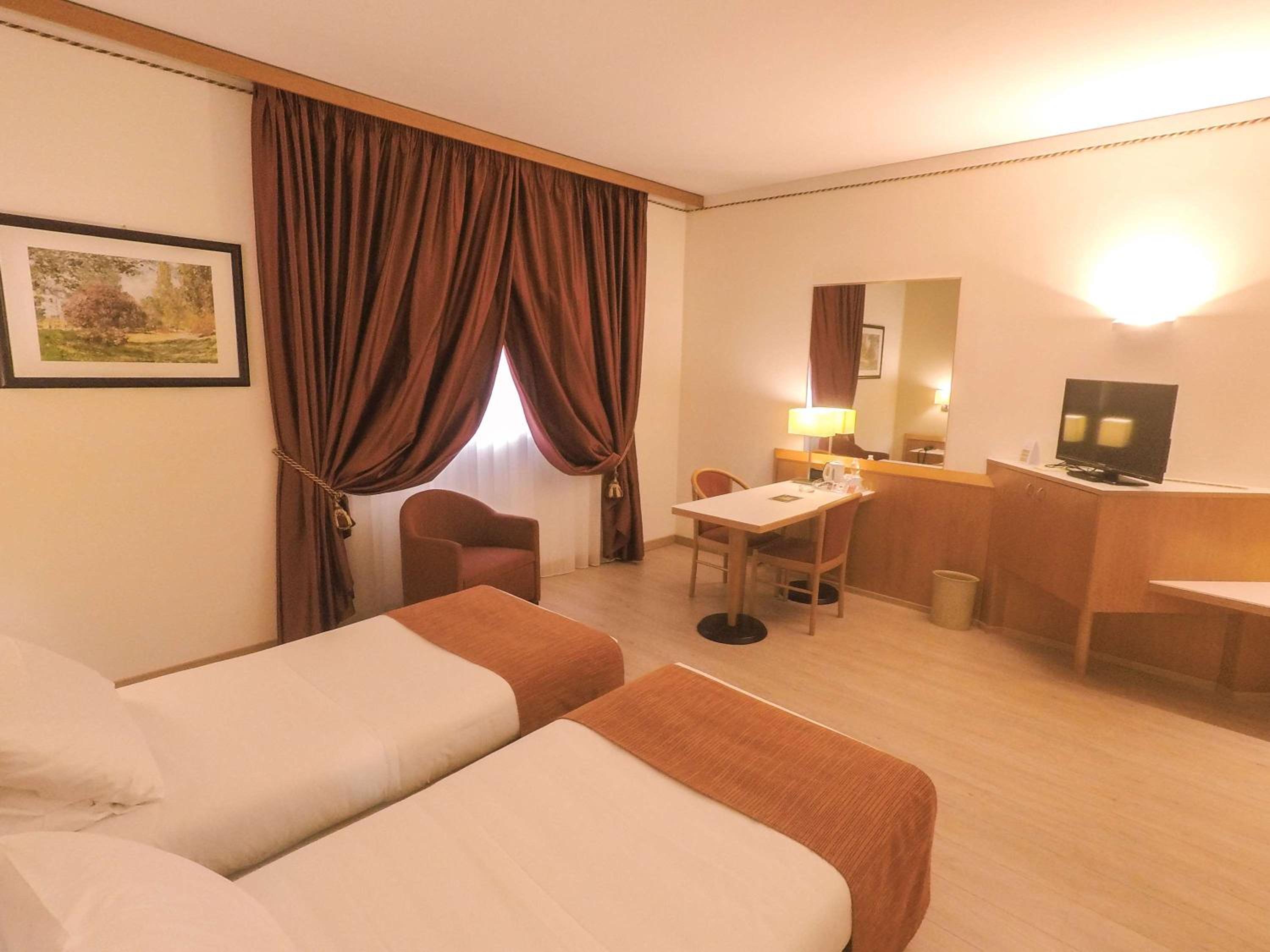 Standard Twin Room - Photo 4