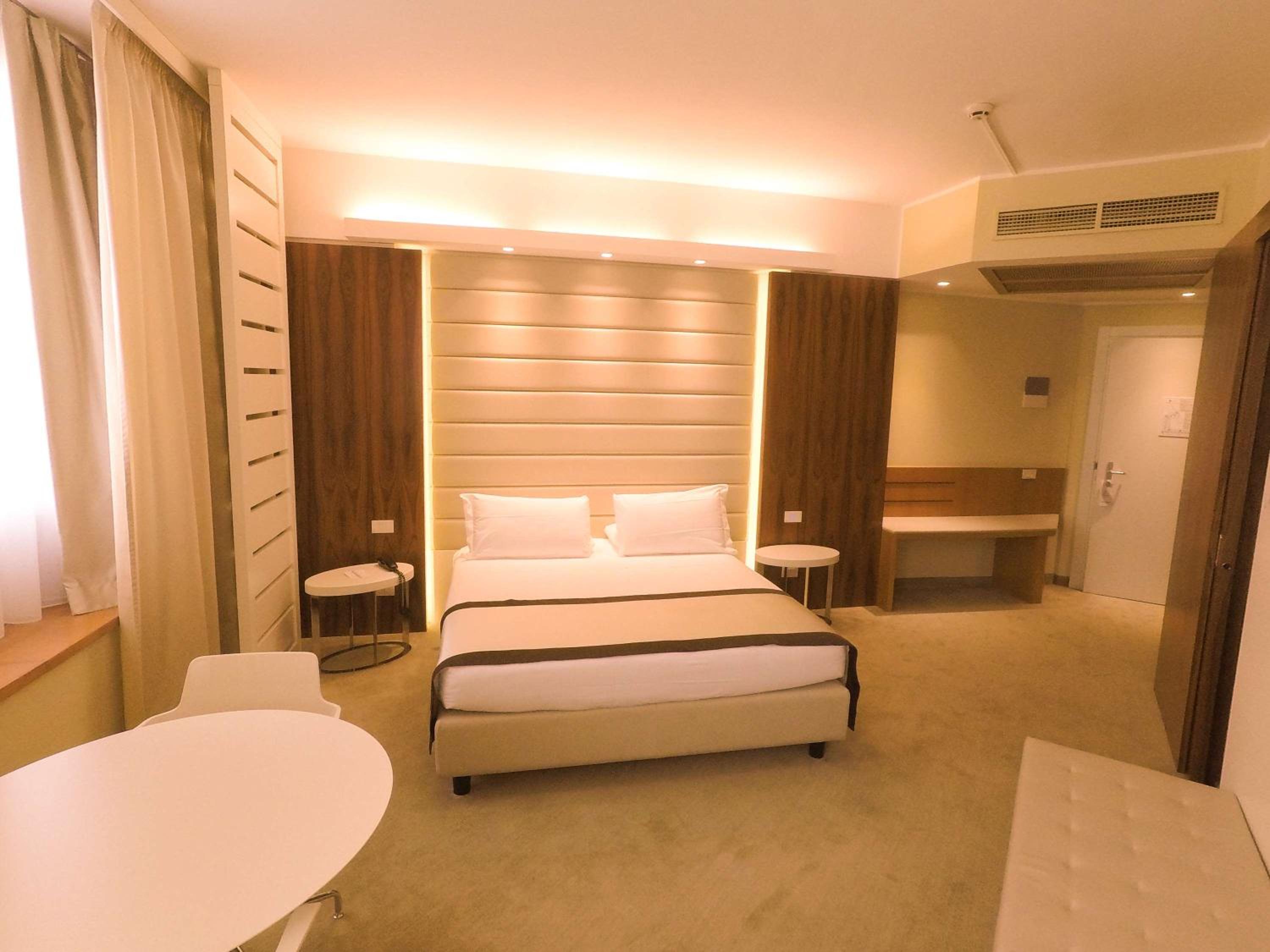 Deluxe Queen Room - Non-Smoking photo 1