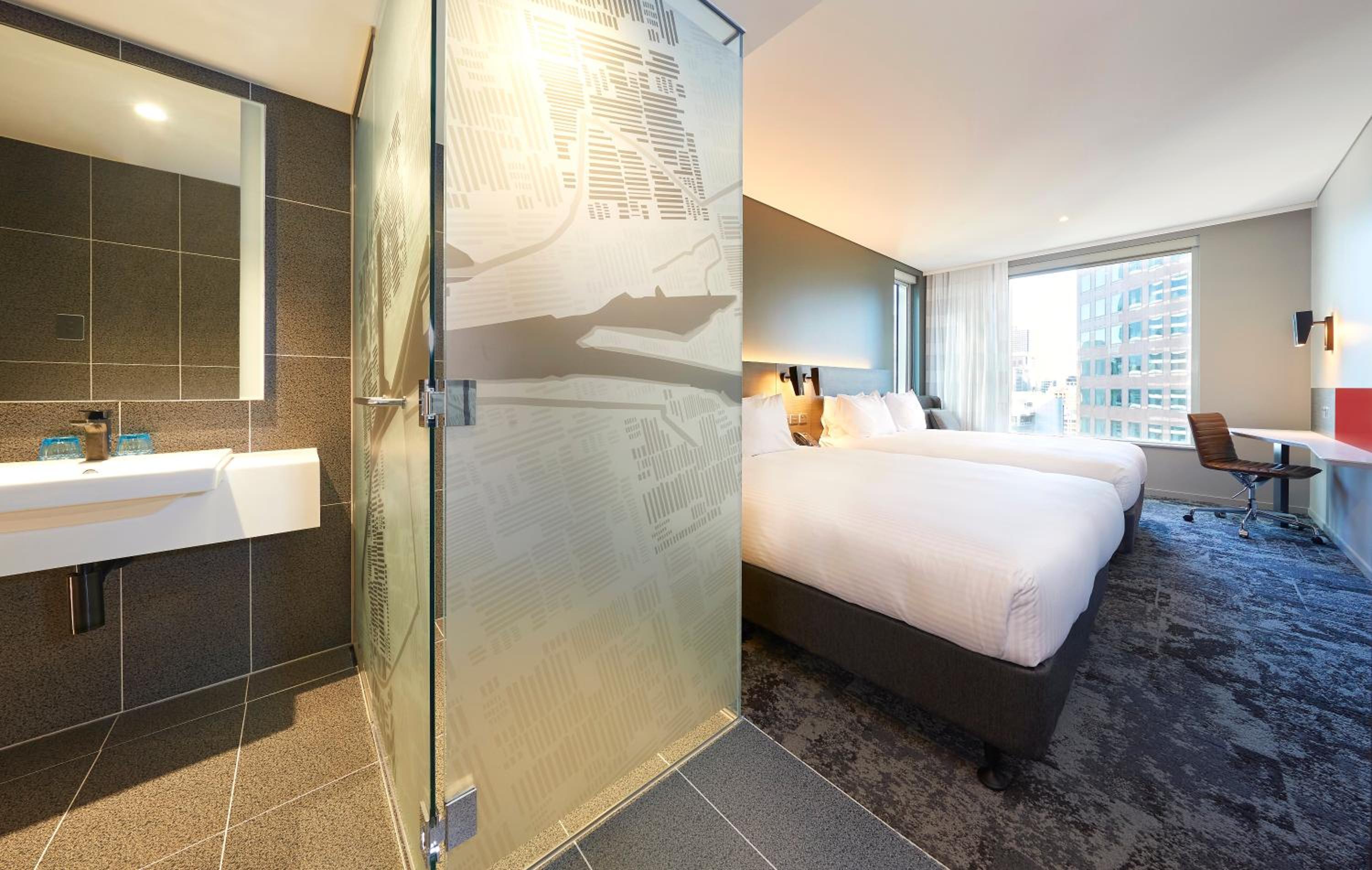 Standard Queen Room with Two Queen Beds - Free Breakfast - Photo 4