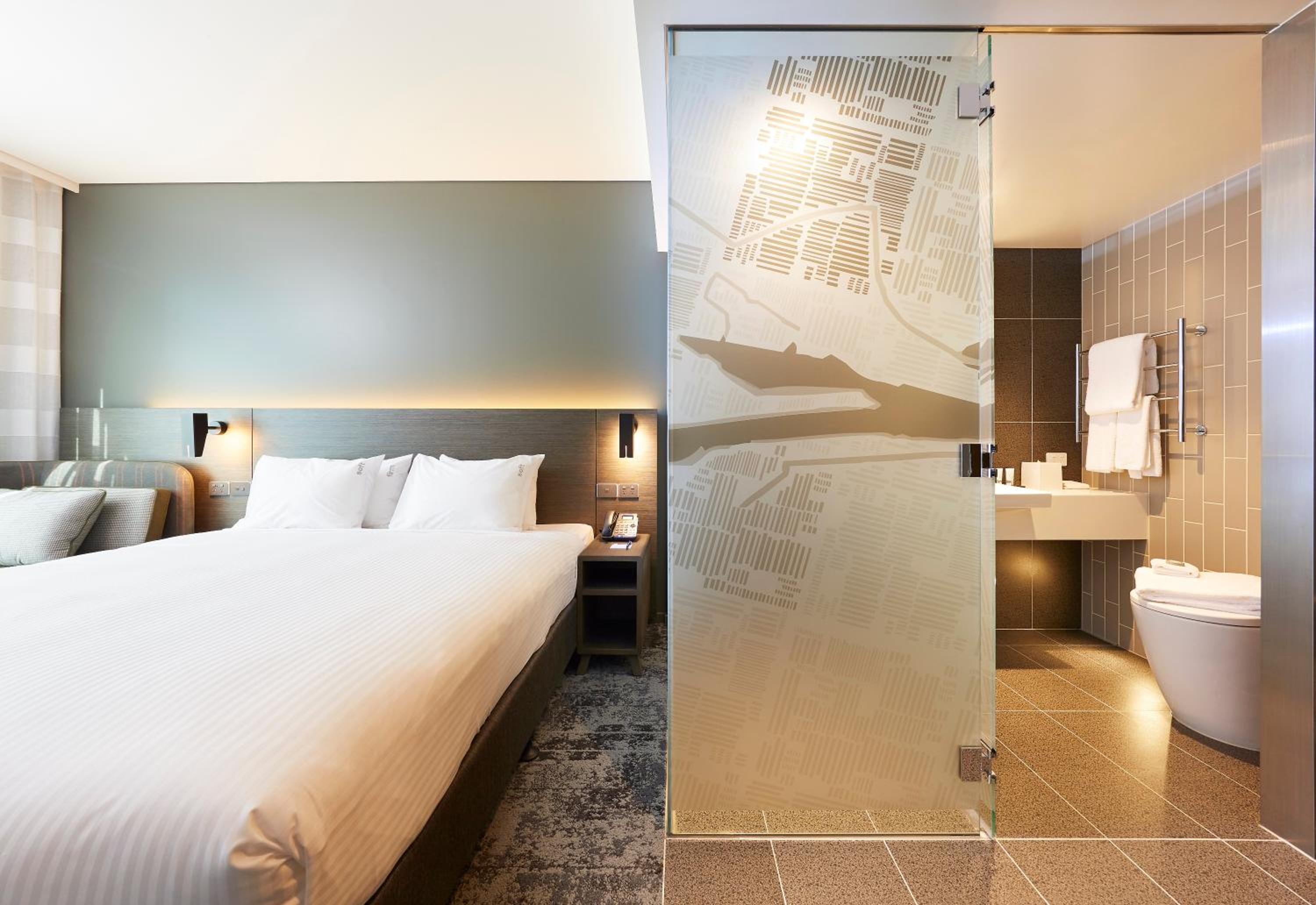 Standard King Room - High Floor/Free Breakfast - Photo 4