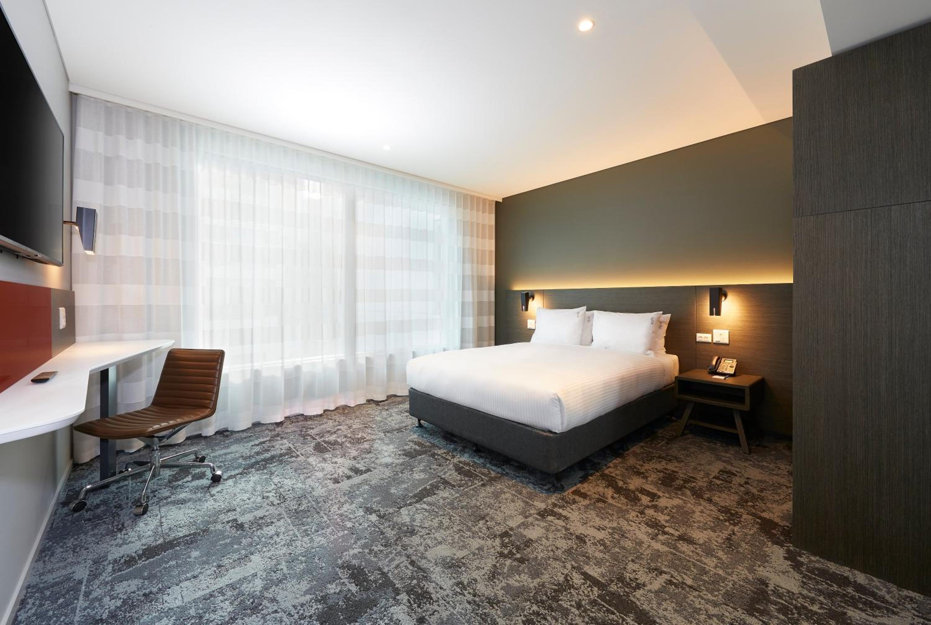 Standard Queen Room - Accessible with Free Breakfast - Photo 3