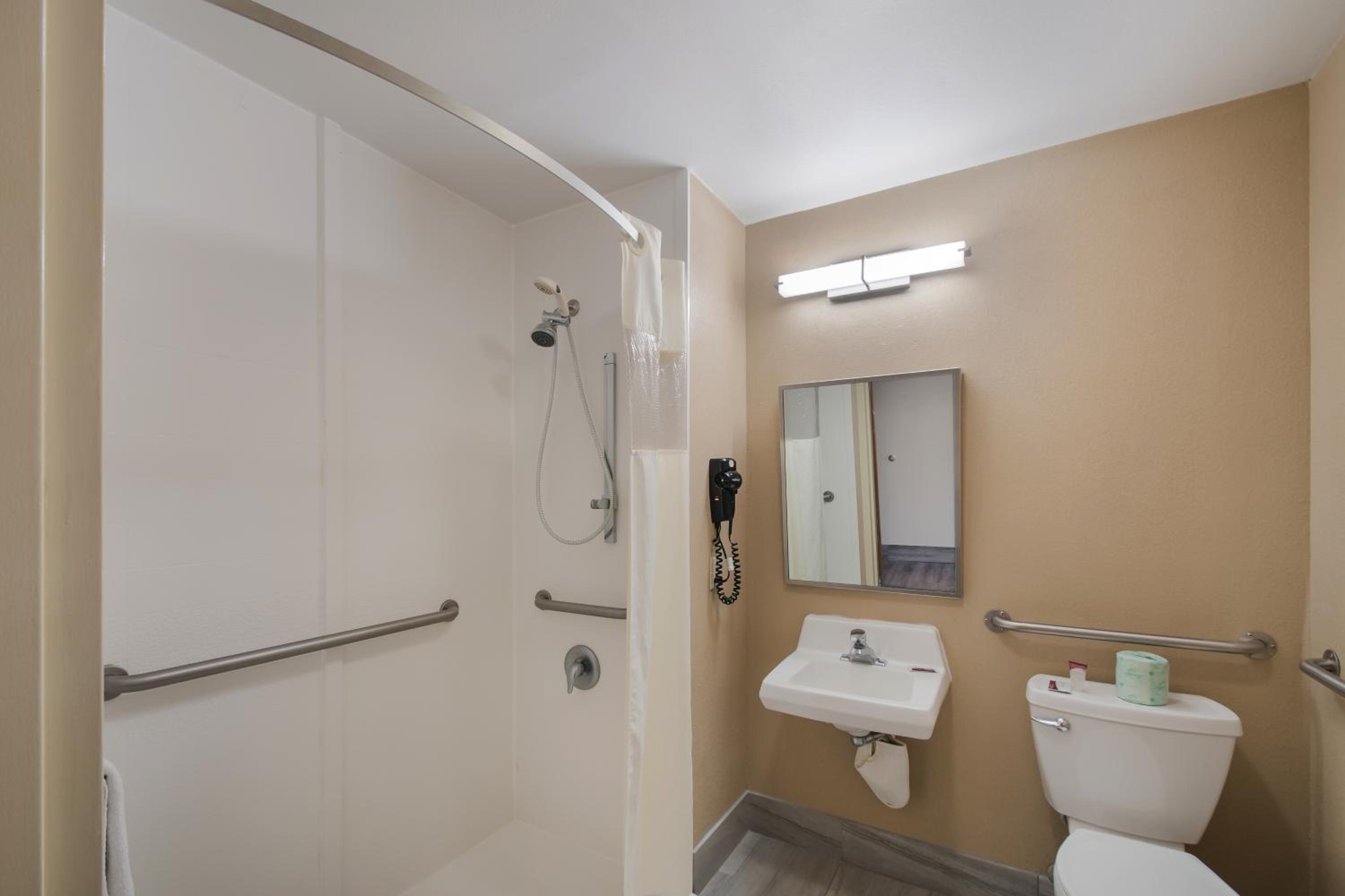 Queen Room - Disability Access photo 2