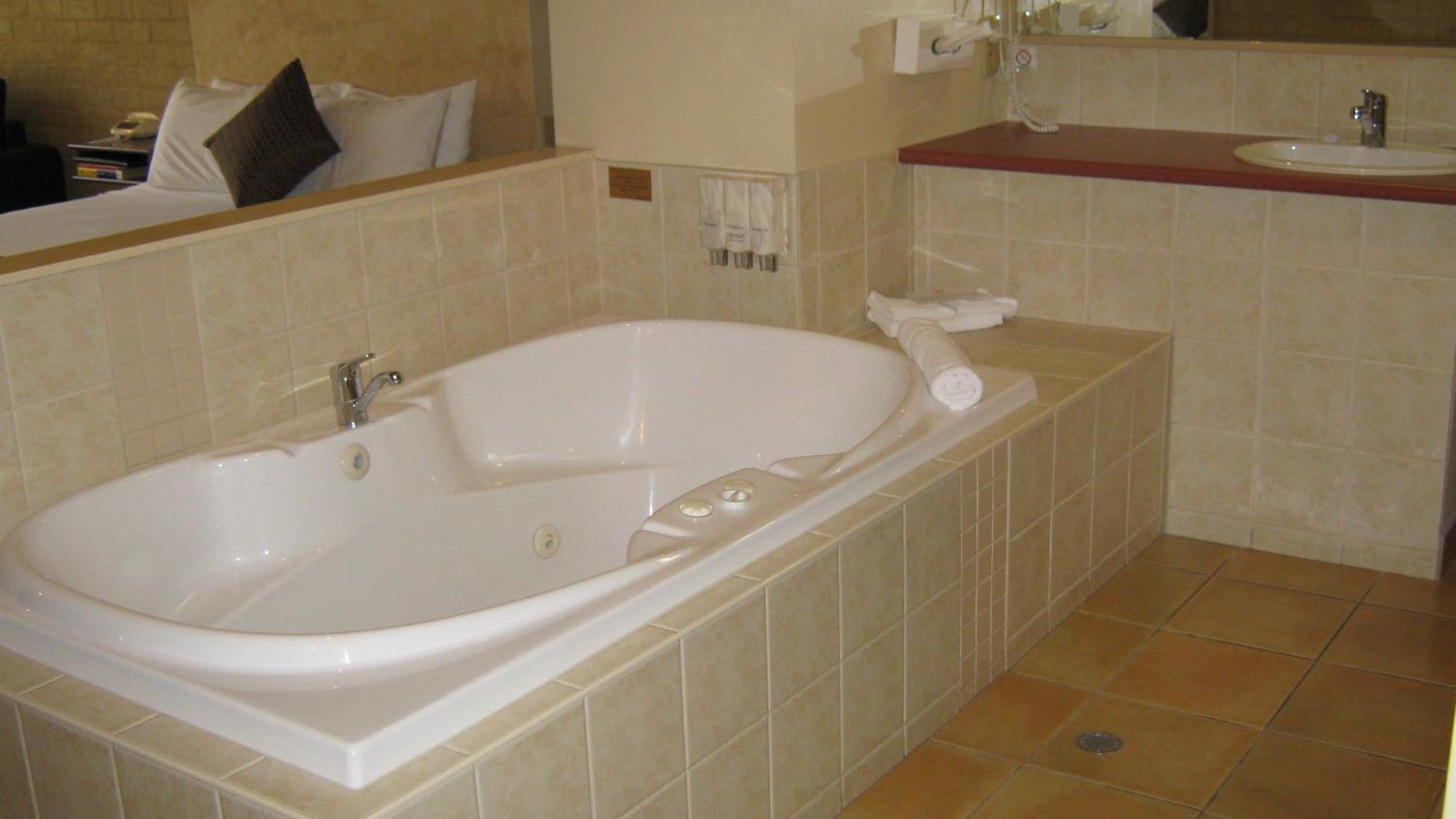 Comfort Queen Room with Spa Bath photo 2