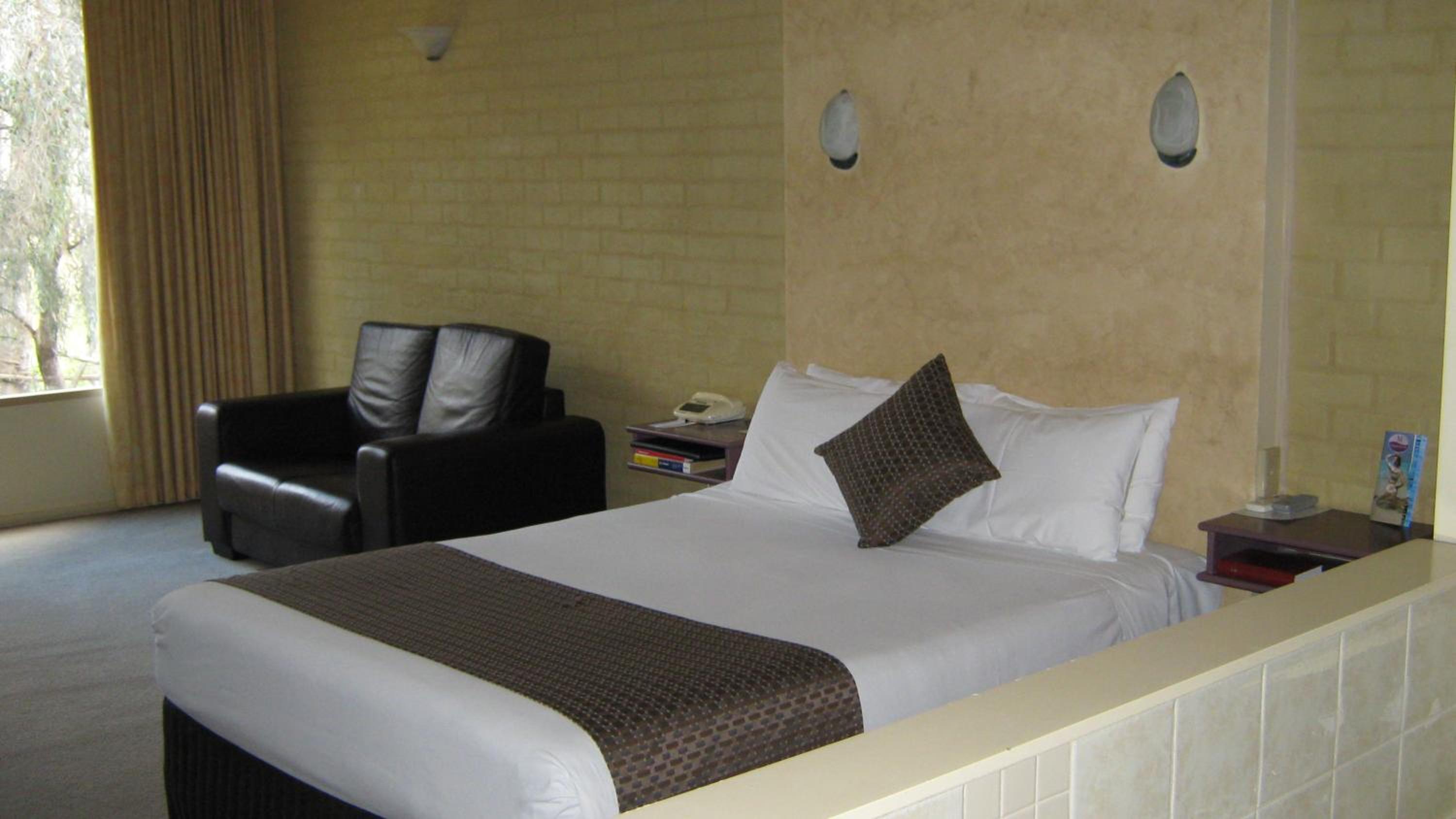 Comfort Queen Room with Spa Bath photo 3