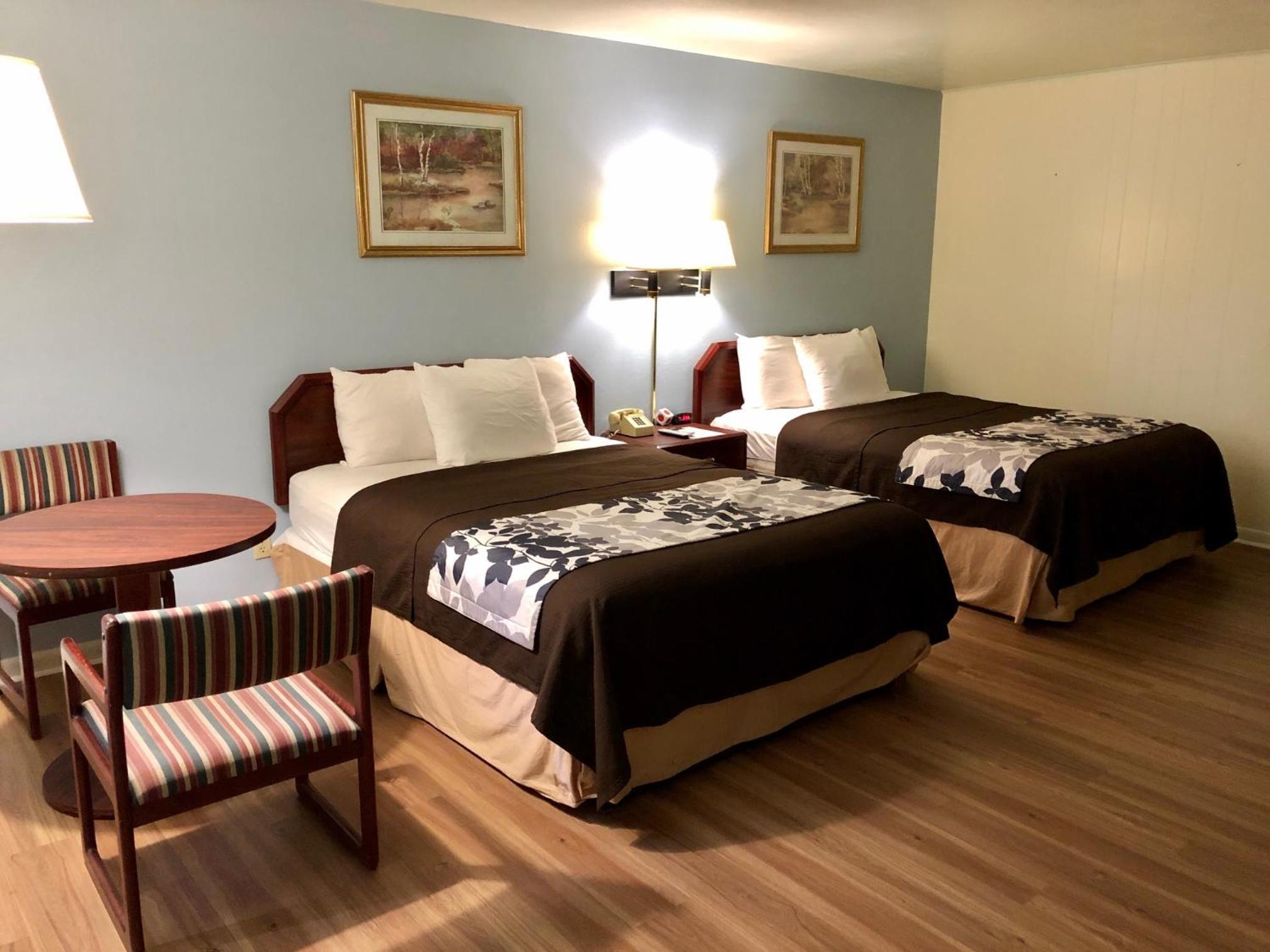 Queen Room with Two Queen Beds - Non-Smoking photo 2